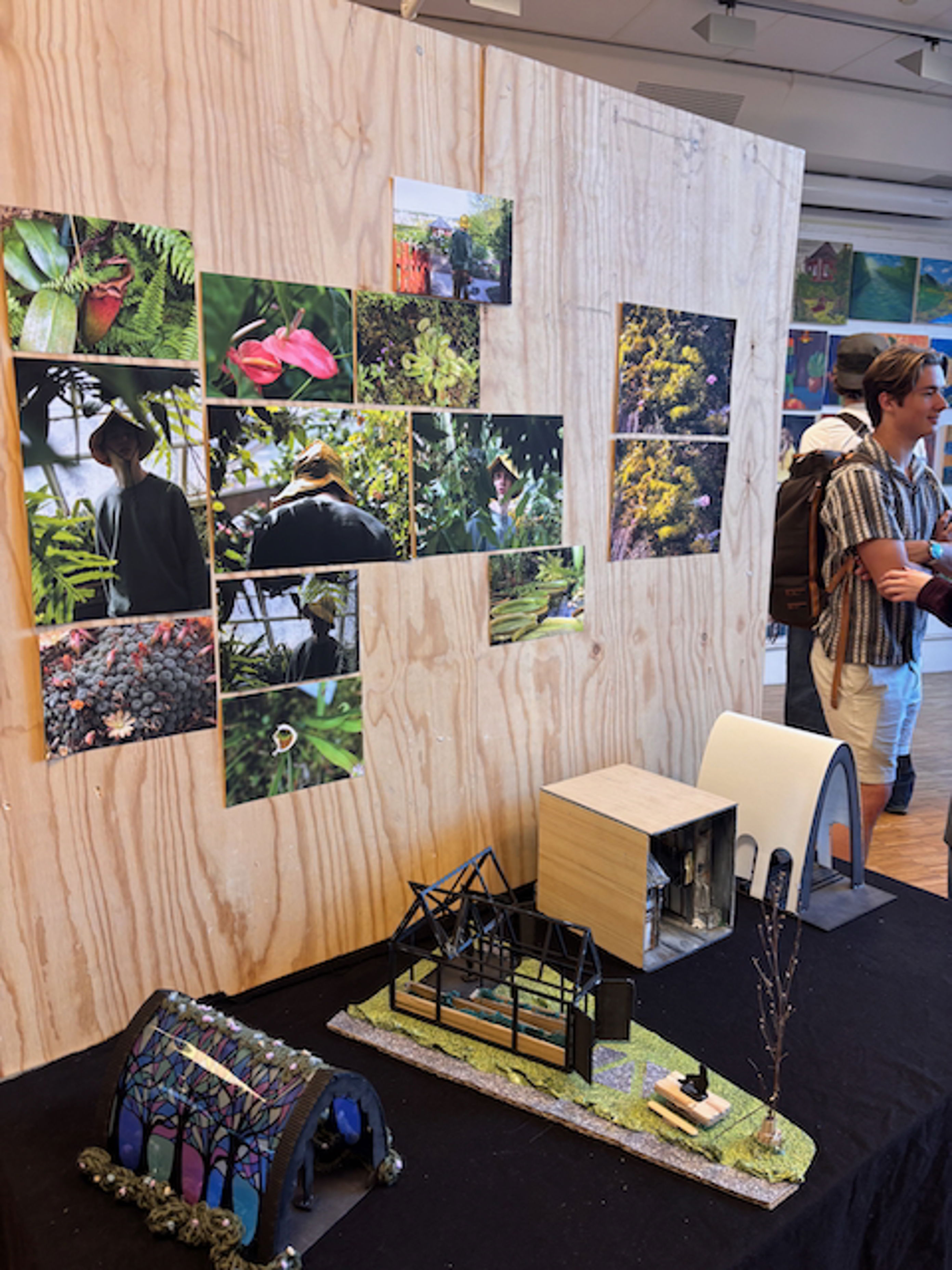 en person som står i et rom med kunst på veggene en person som står i et rom med kunst på veggene