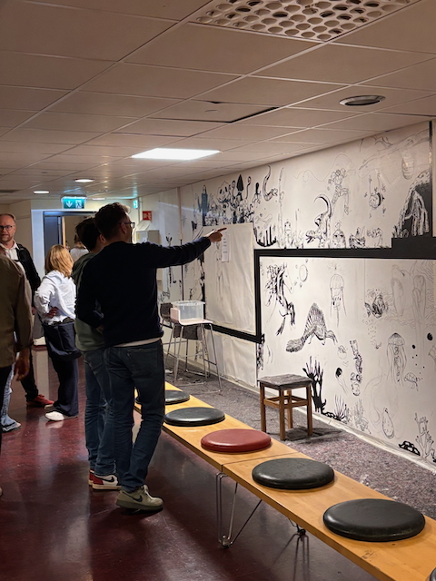 en person som skriver på en tavle