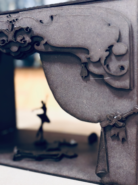 en metallgjenstand med en person i bakgrunnen