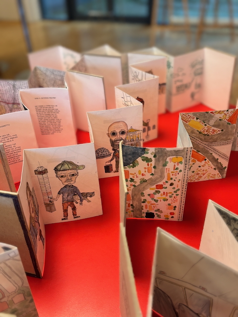 En gruppe kort på et bord