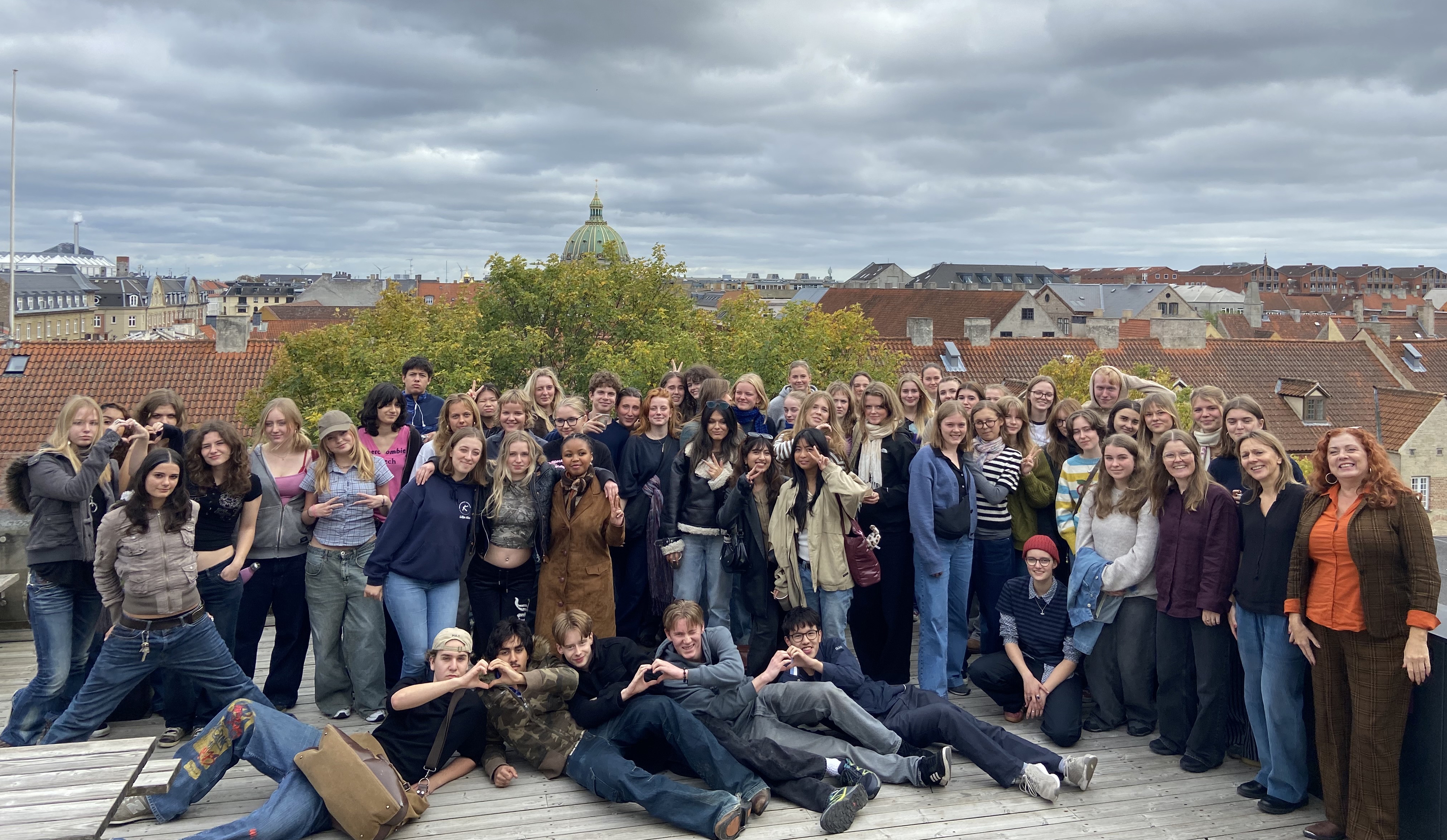 en gruppe mennesker som poserer for et bilde