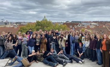 en gruppe mennesker som poserer for et bilde