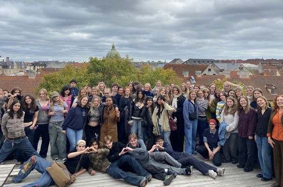 en gruppe mennesker som poserer for et bilde