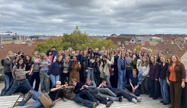 en gruppe mennesker som poserer for et bilde