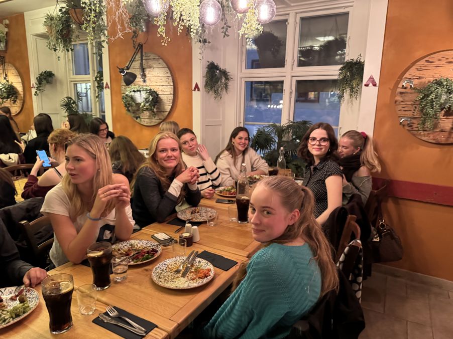 En gruppe mennesker som spiser på en restaurant