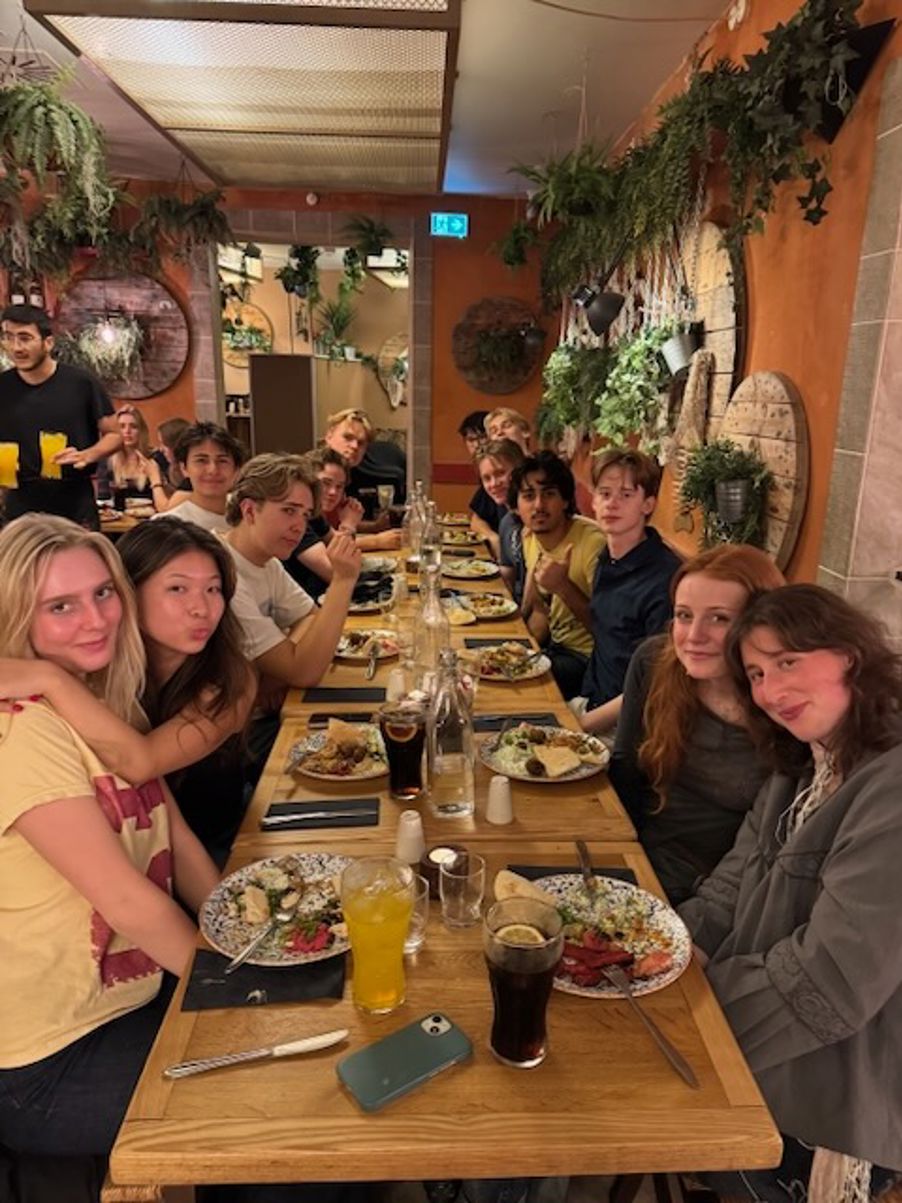 En gruppe mennesker som spiser på en restaurant