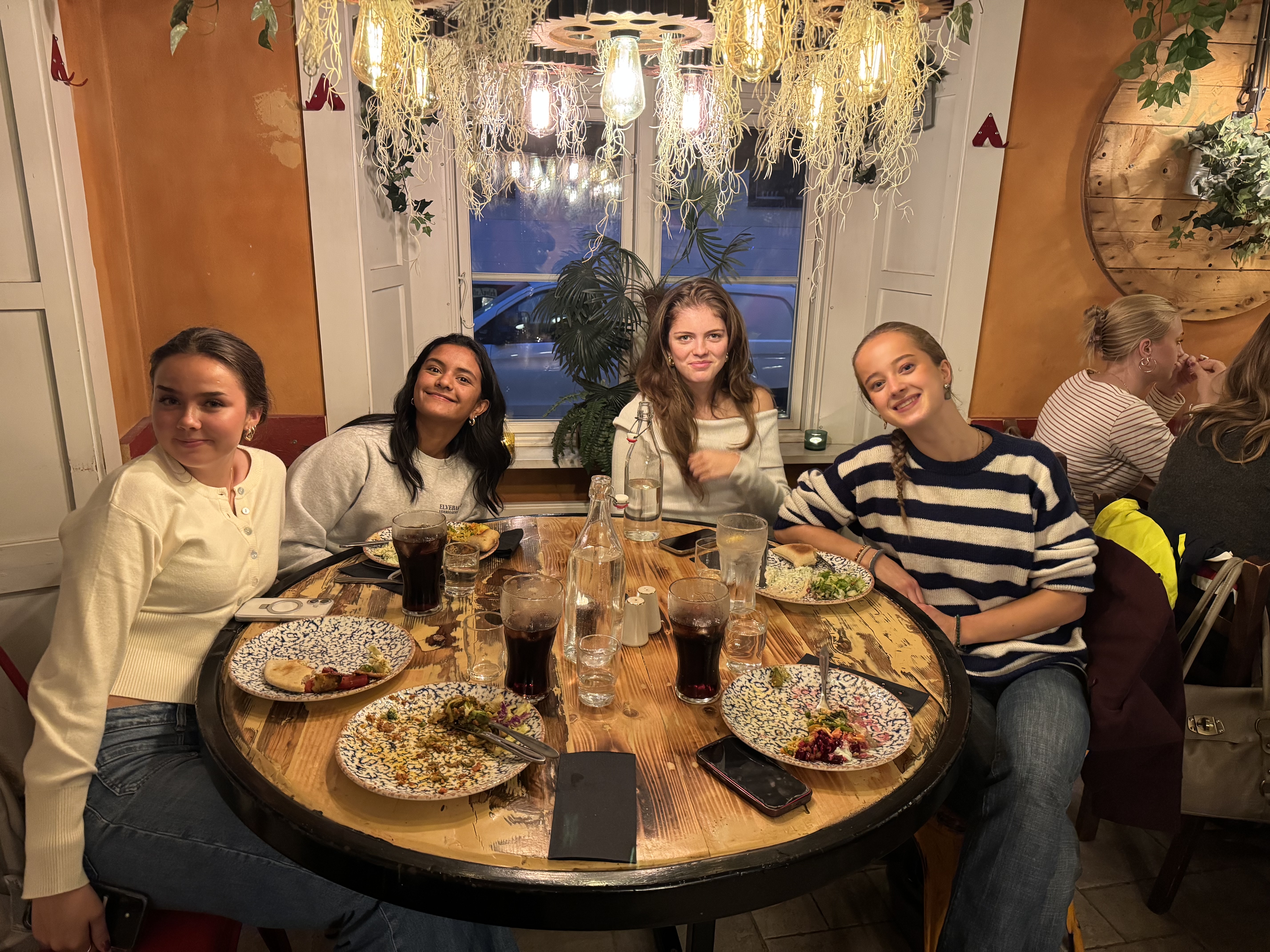 en gruppe mennesker som sitter rundt et bord med mat