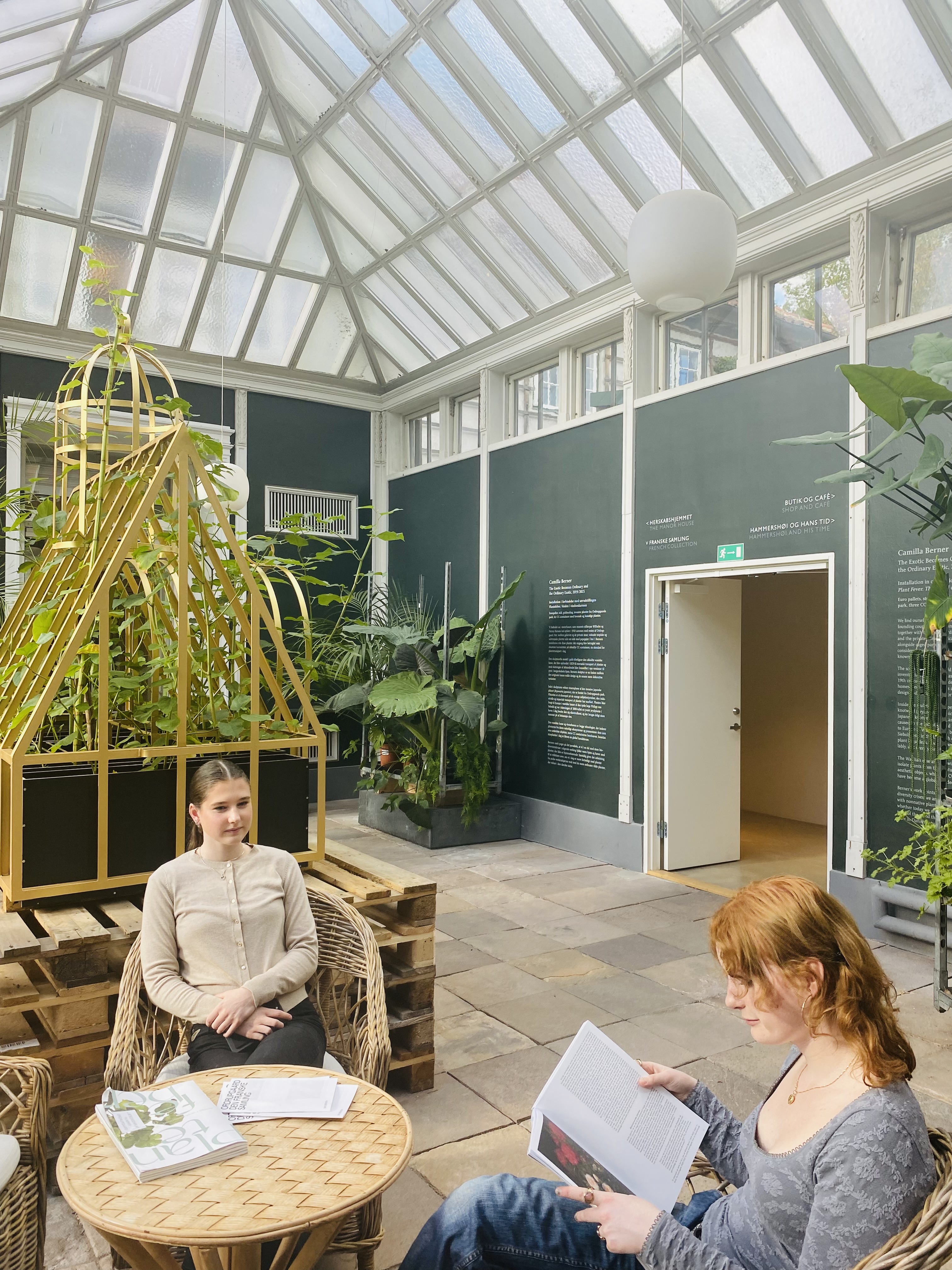 en person og en person som sitter i et rom med bord og stoler