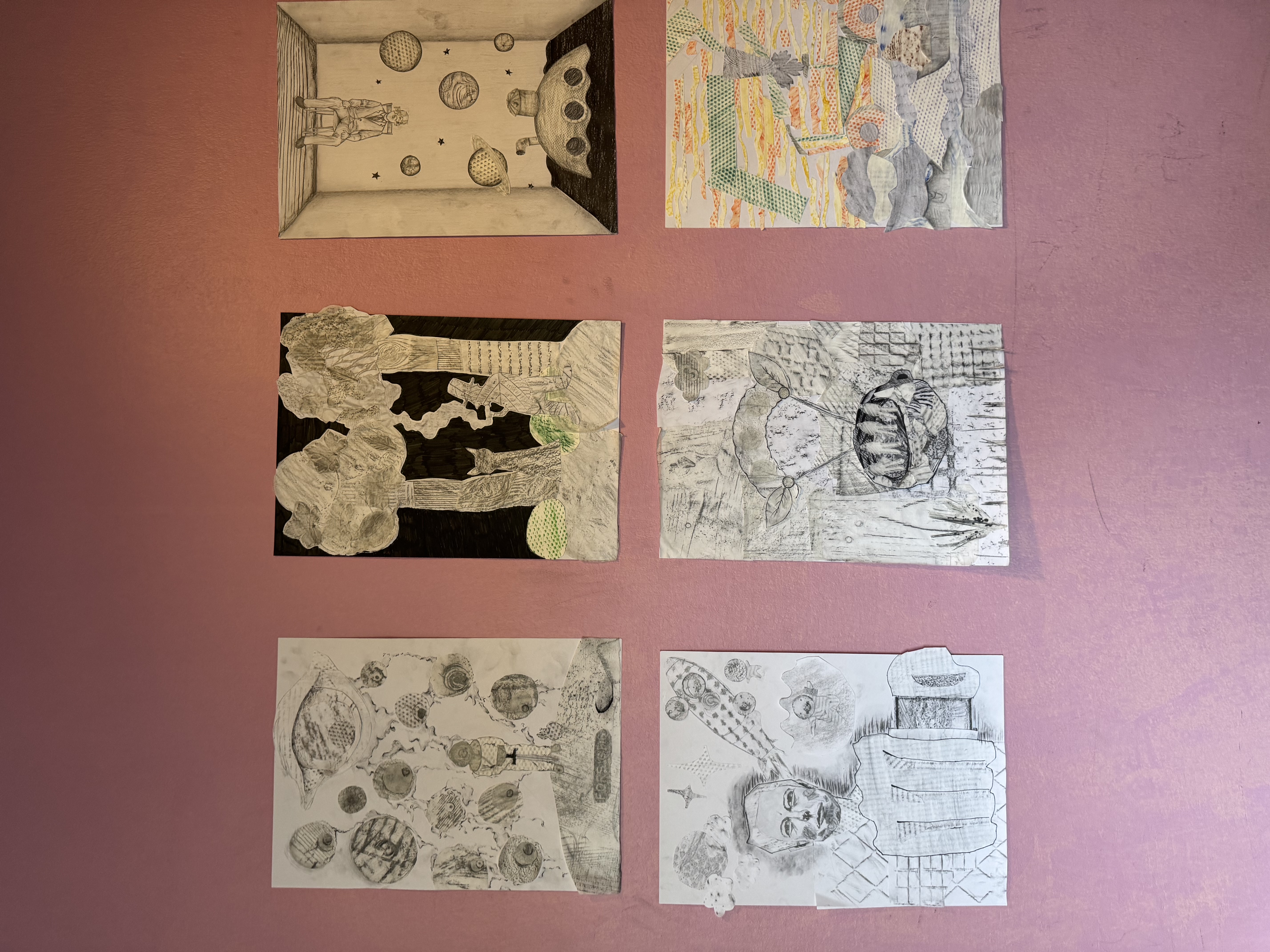 En gruppe kort på en rosa overflate