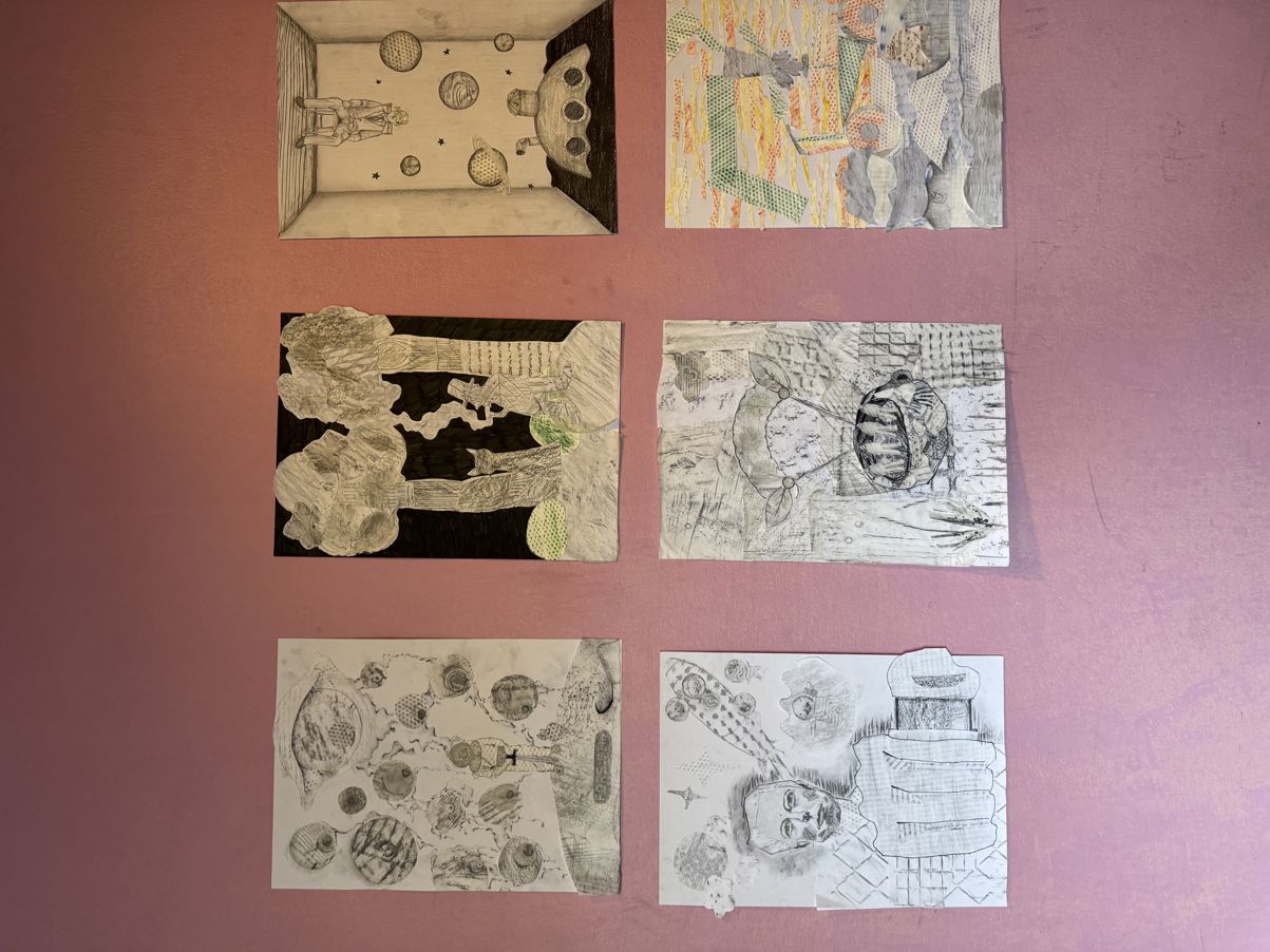 En gruppe kort på en rosa overflate