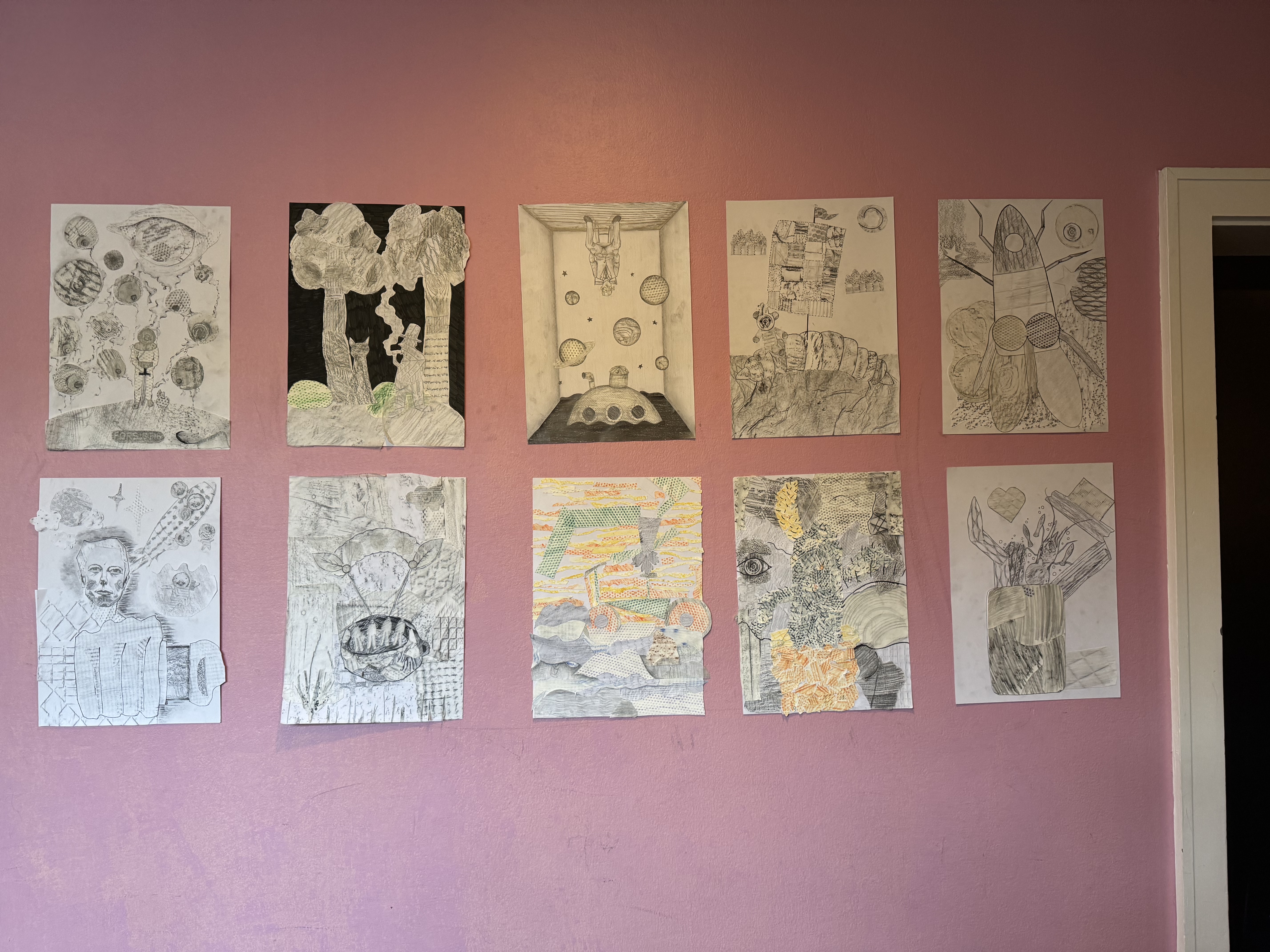 en vegg med tegninger på