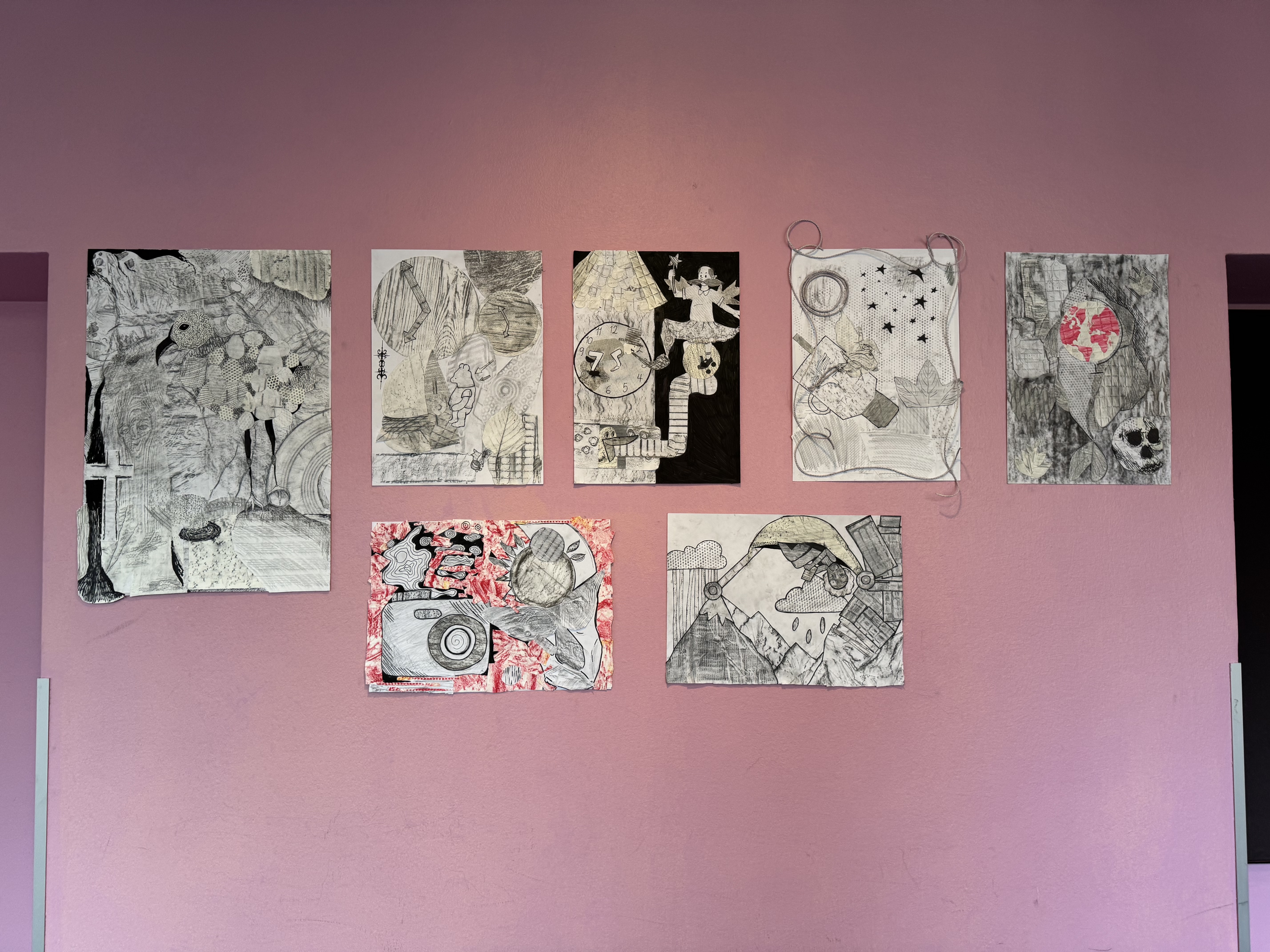 En gruppe tegninger på en rosa vegg