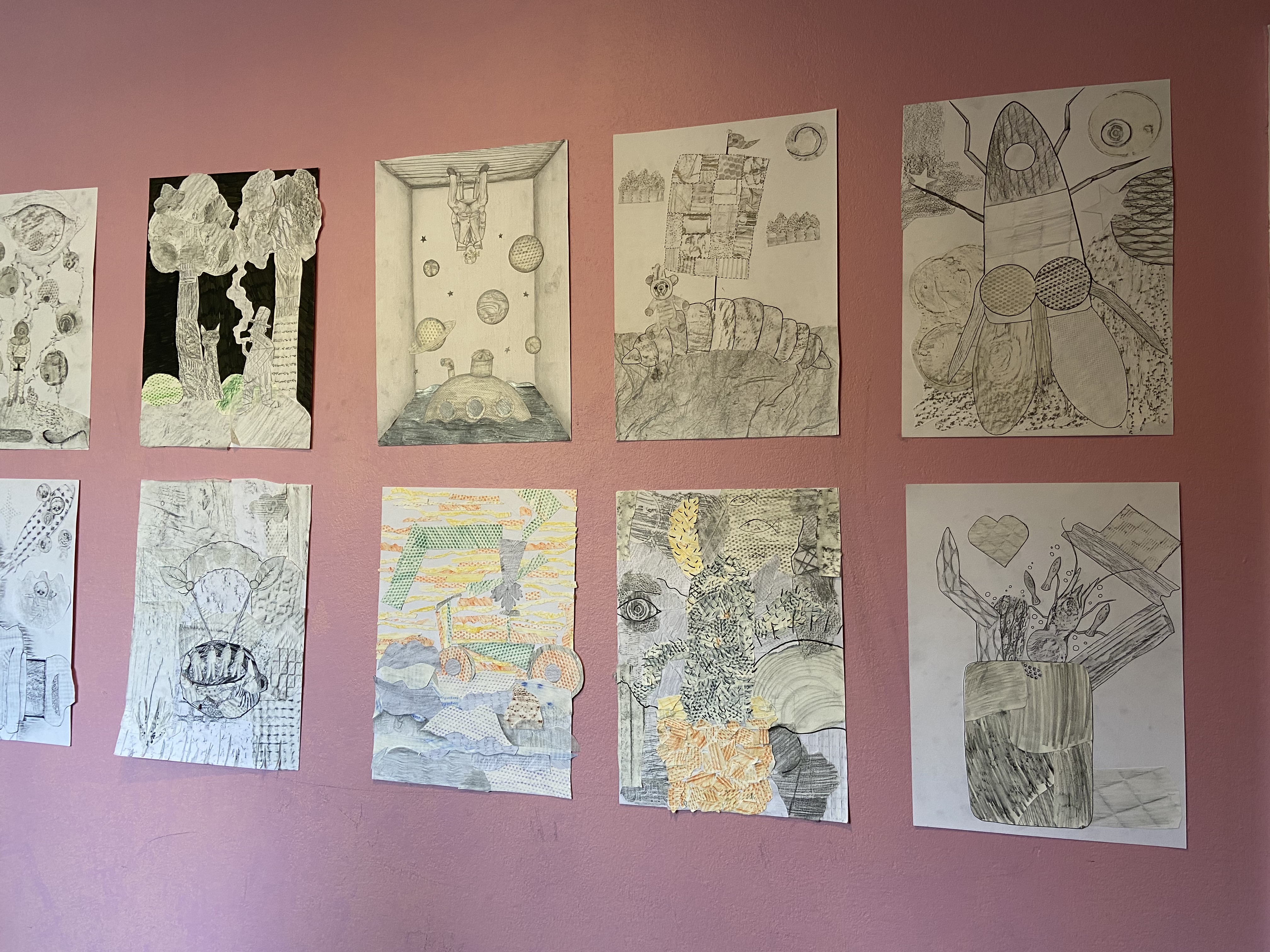 En gruppe tegninger på en vegg