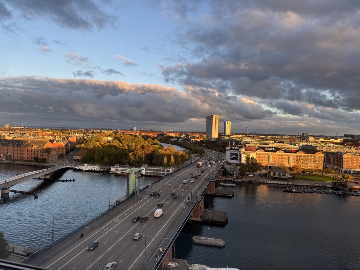 En by med en elv og en bro