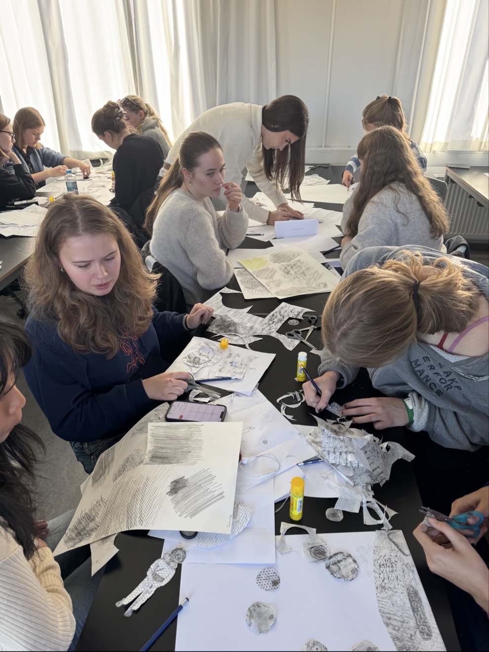 en gruppe mennesker som sitter rundt et bord