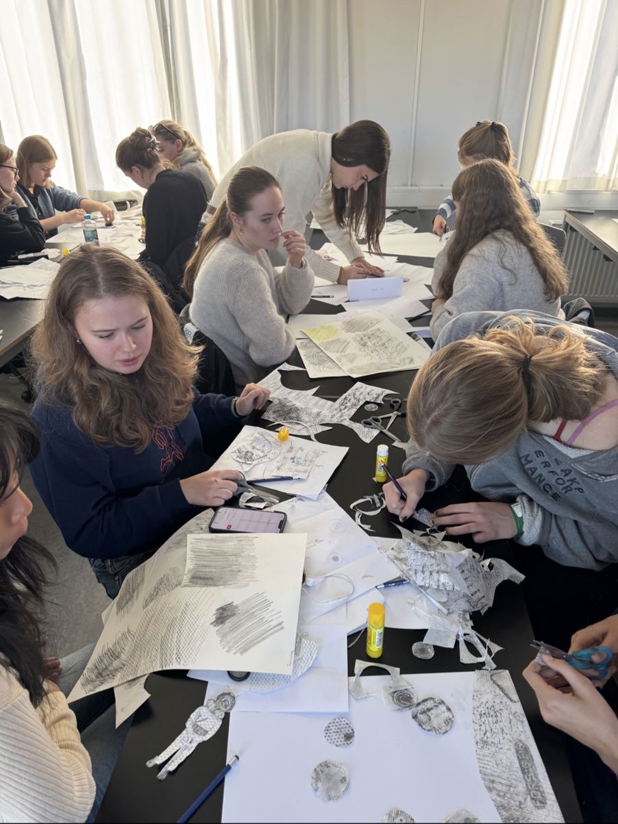 en gruppe mennesker som sitter rundt et bord