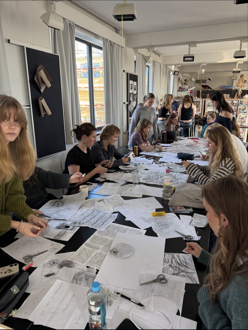 en gruppe mennesker som sitter rundt et bord