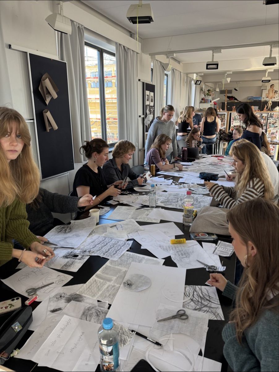 en gruppe mennesker som sitter rundt et bord