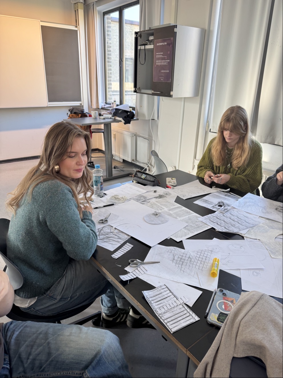 noen få personr som sitter ved et bord