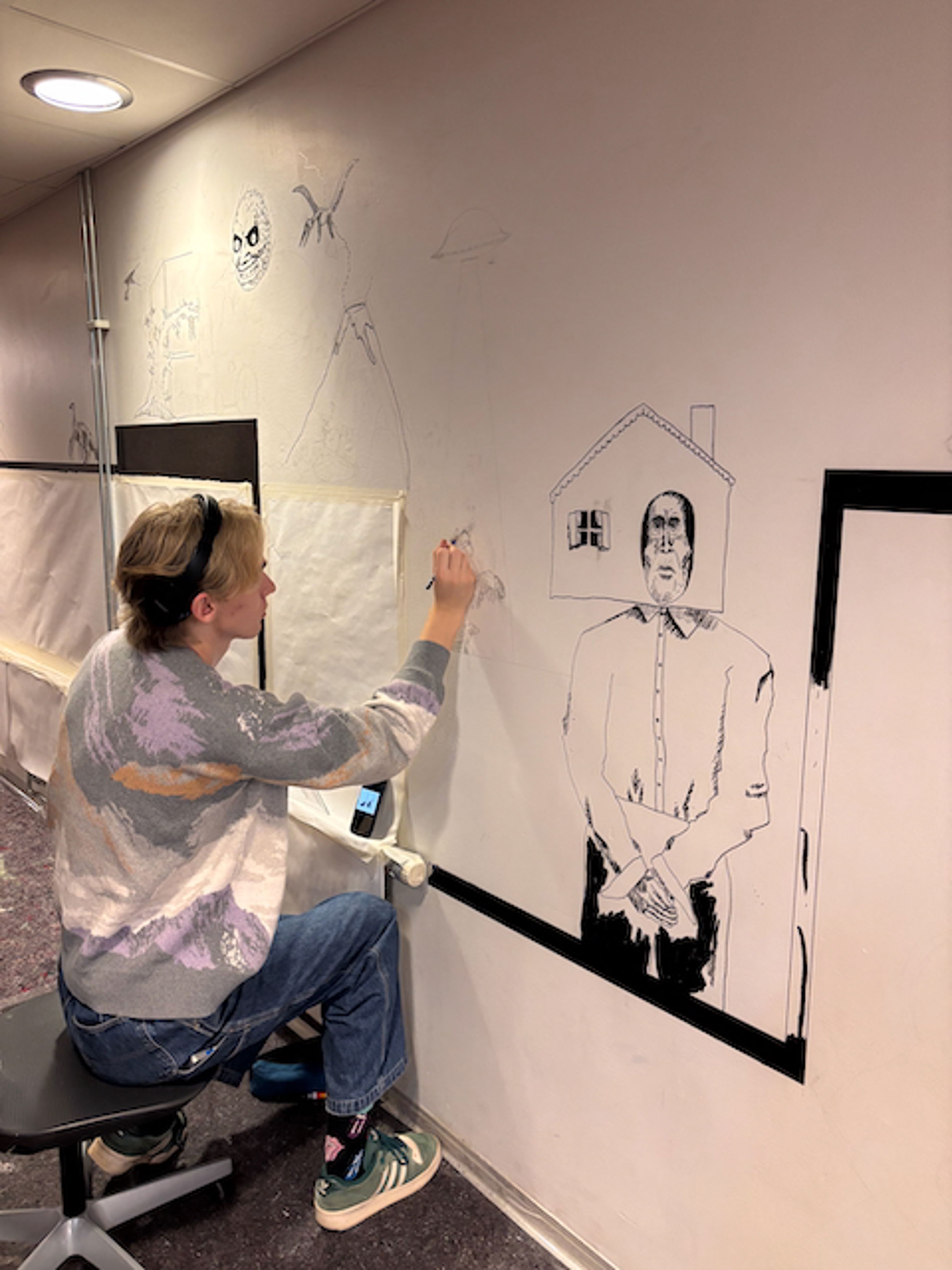 en person som tegner på en tavle en person som tegner på en tavle