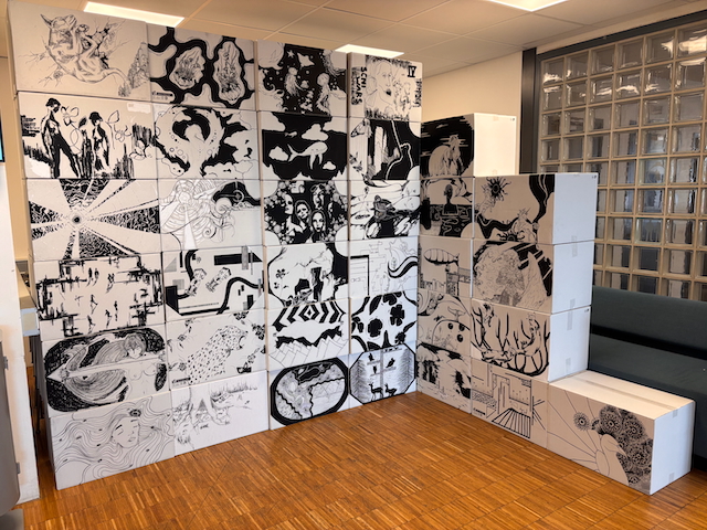 et rom med en vegg av kunst