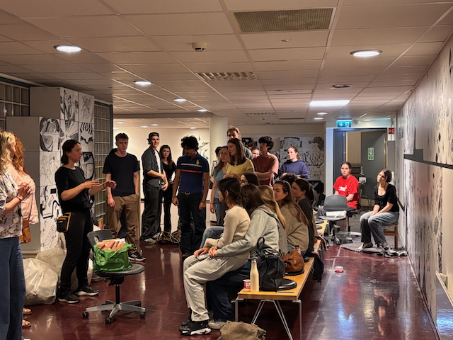 en gruppe personer i et rom