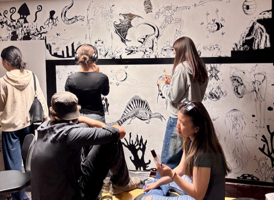 en gruppe personr som sitter foran en tavle