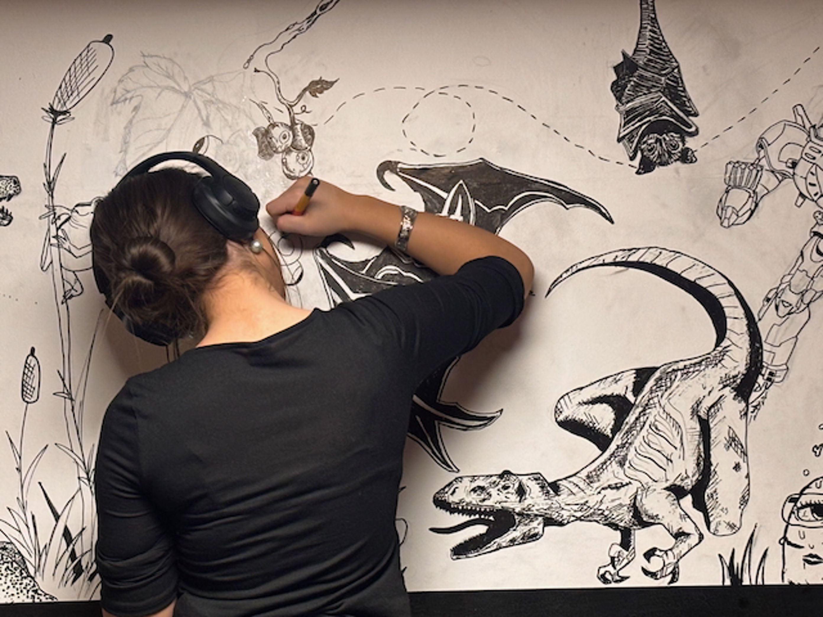 en person som tegner en tegneserie en person som tegner en tegneserie