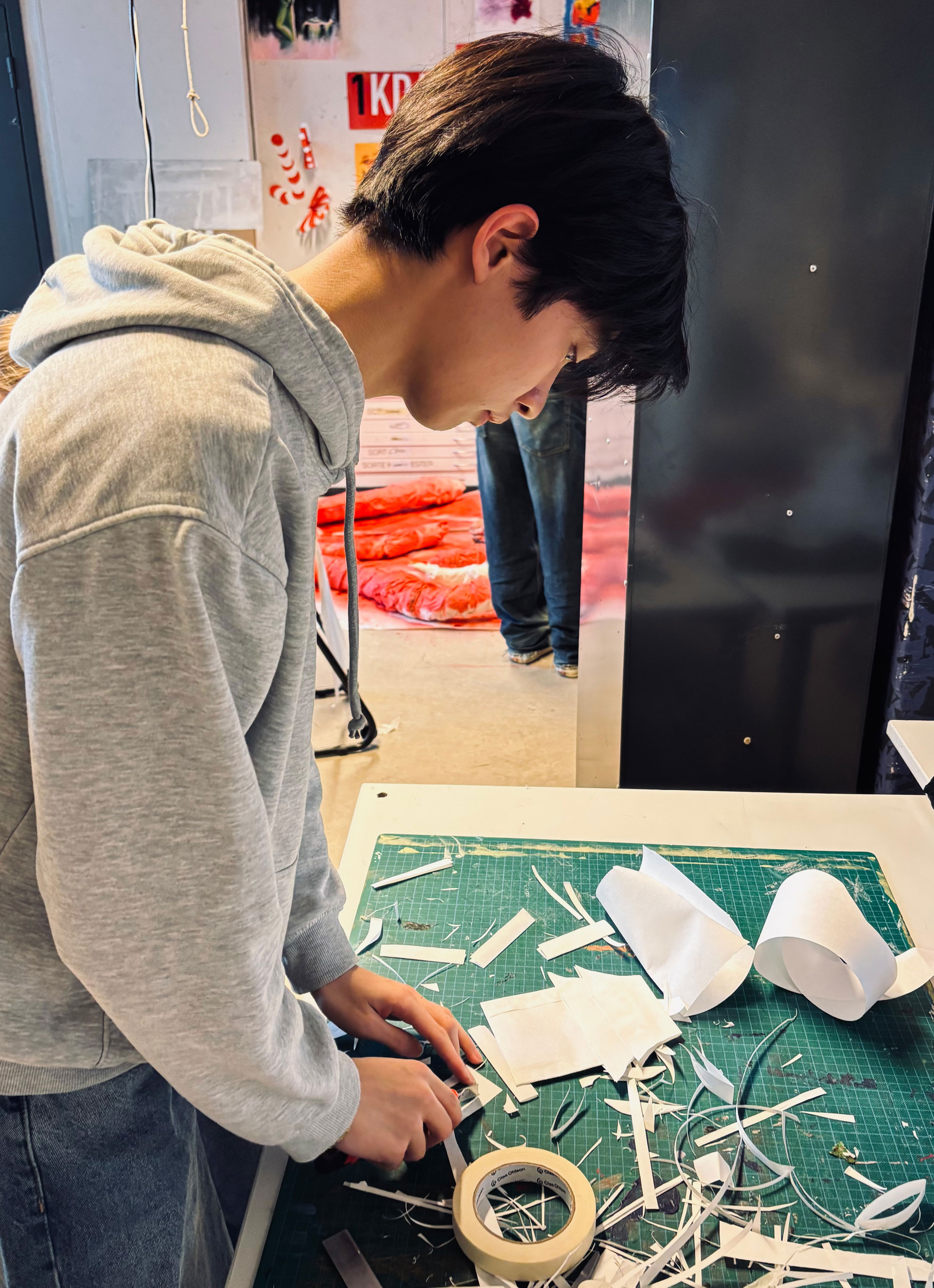 en person som klipper papir en person som klipper papir