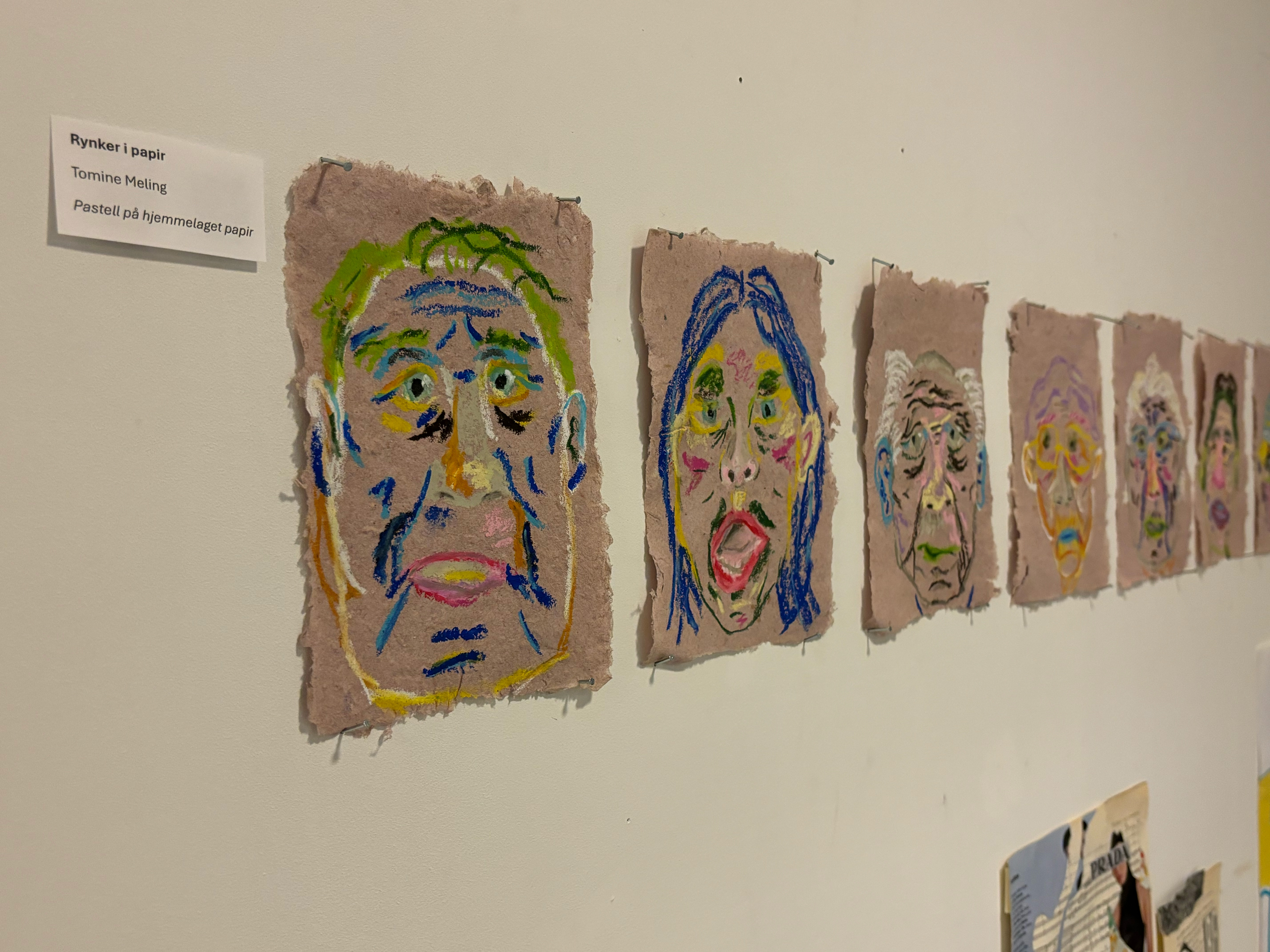 en gruppe malerier på en vegg