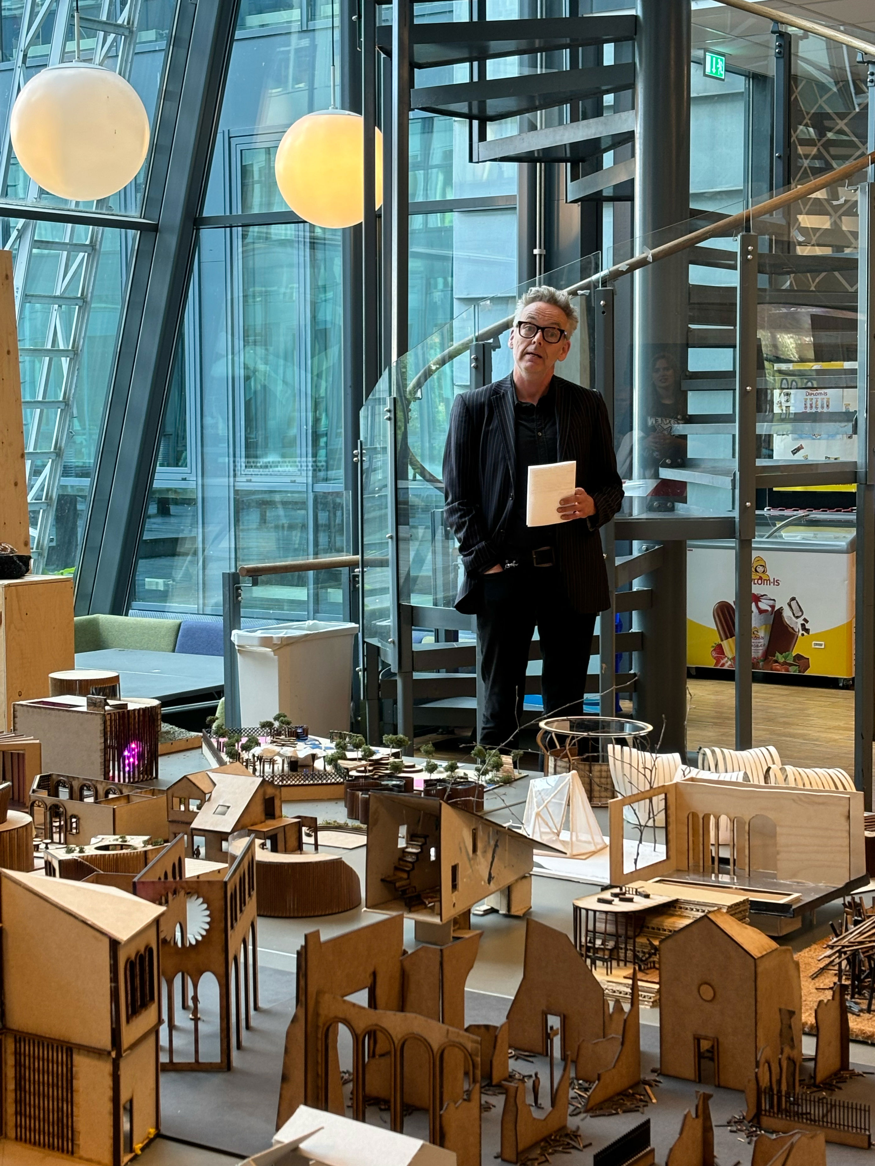 en person som står i et rom med mange bokser og stoler en person som står i et rom med mange bokser og stoler