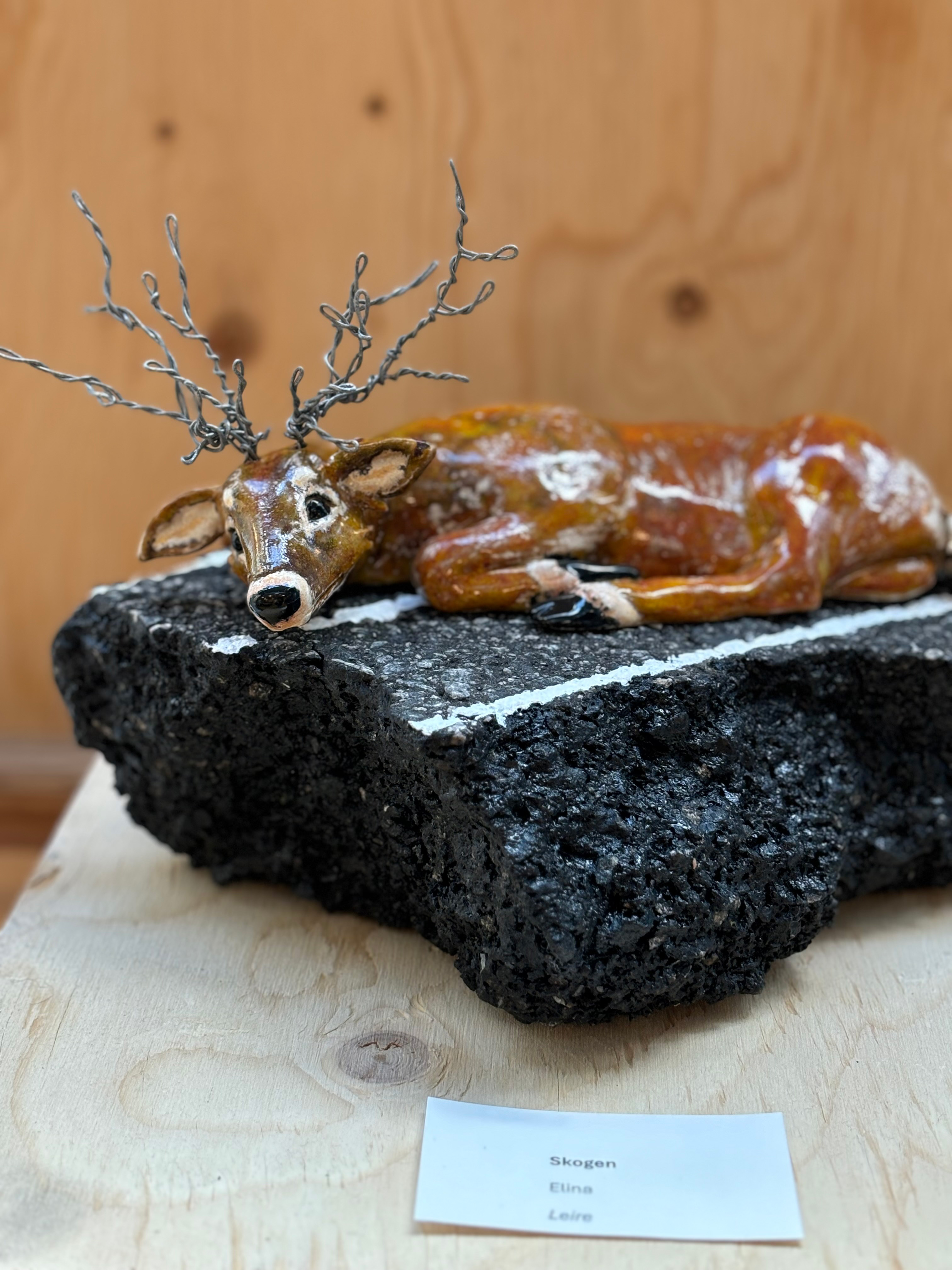 en slange på en stein