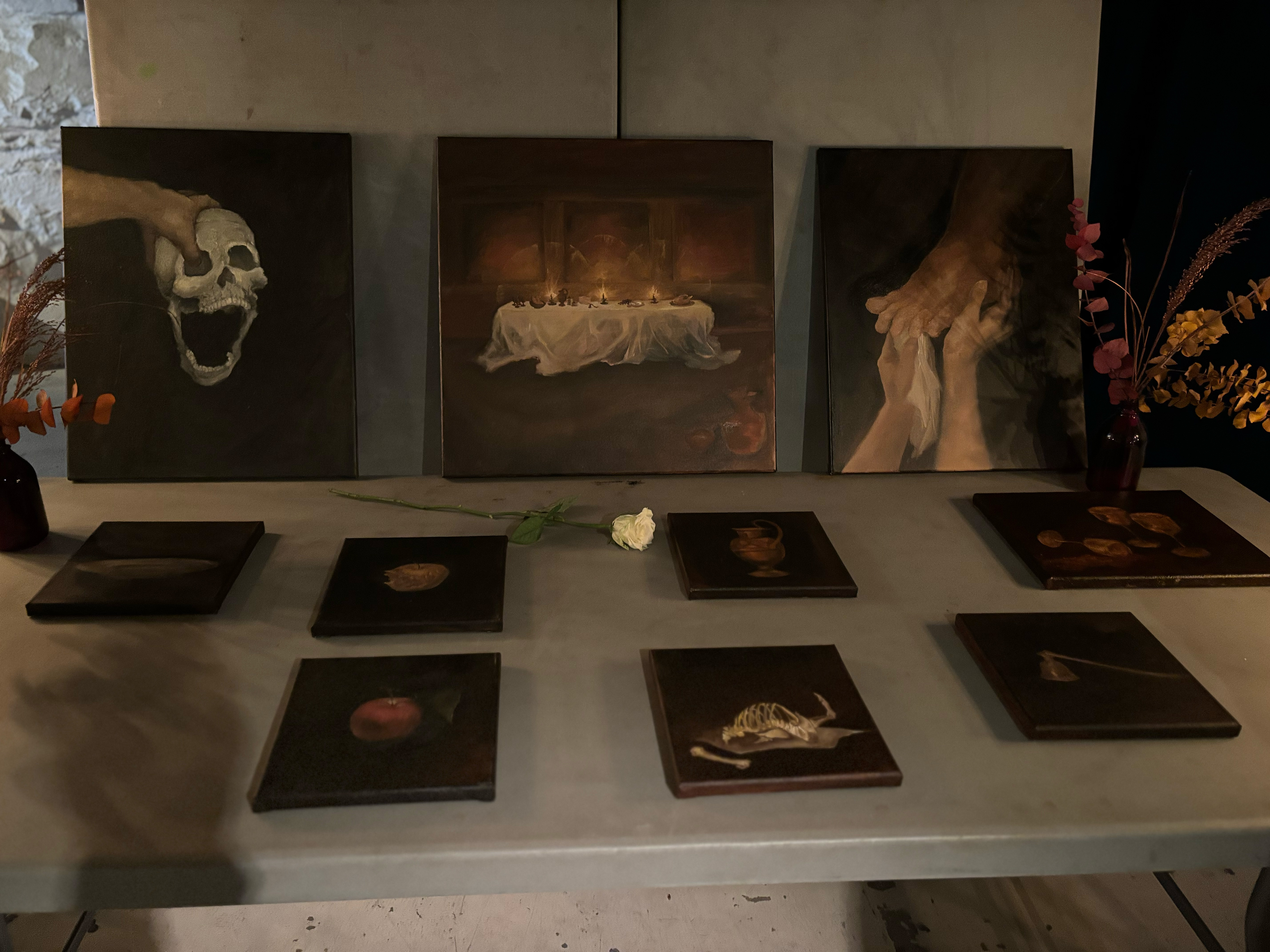 et bord med bilder på