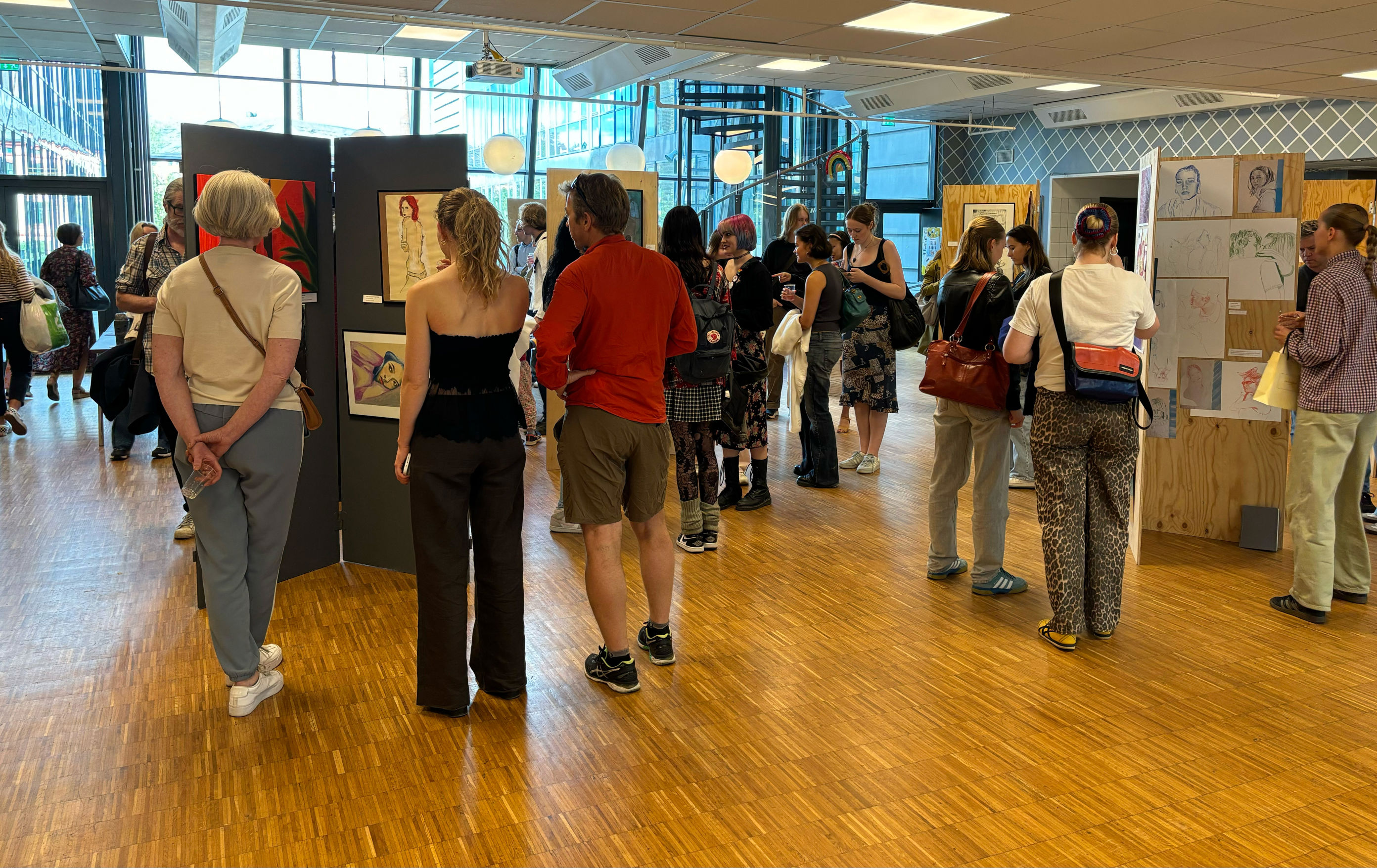 en gruppe mennesker som står i et rom en gruppe mennesker som står i et rom