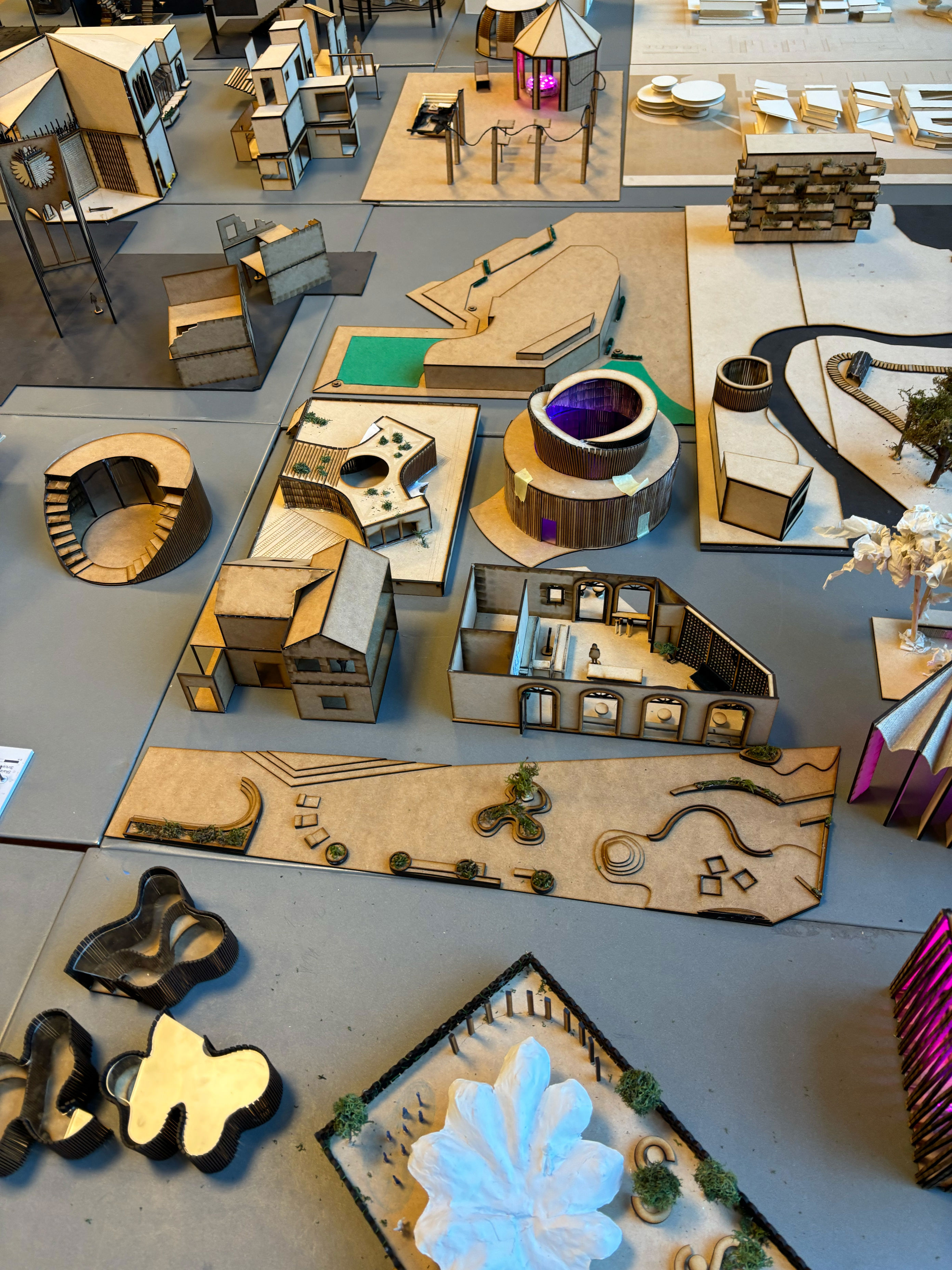 et rom med bord og stoler et rom med bord og stoler