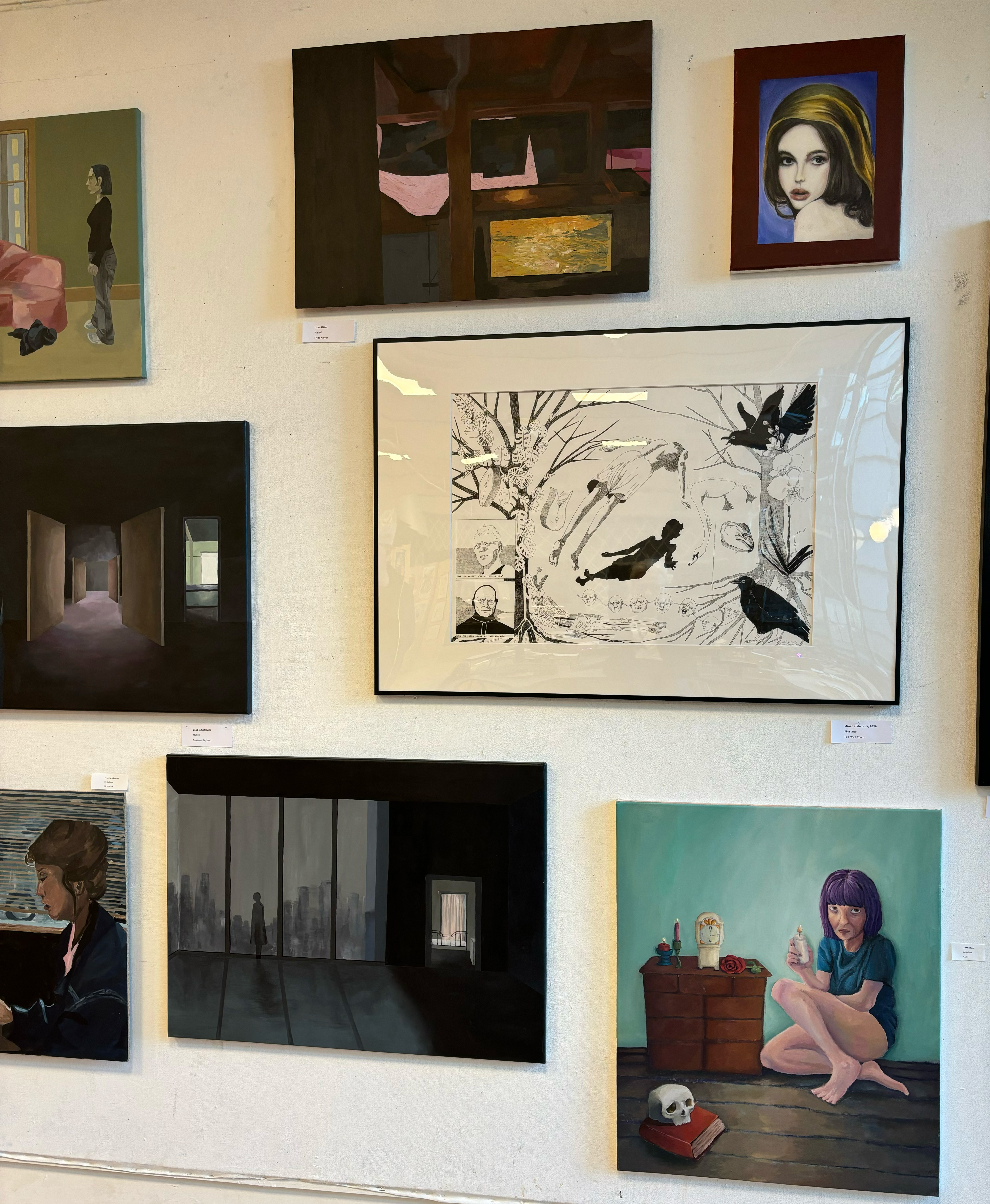 en vegg med bilder på