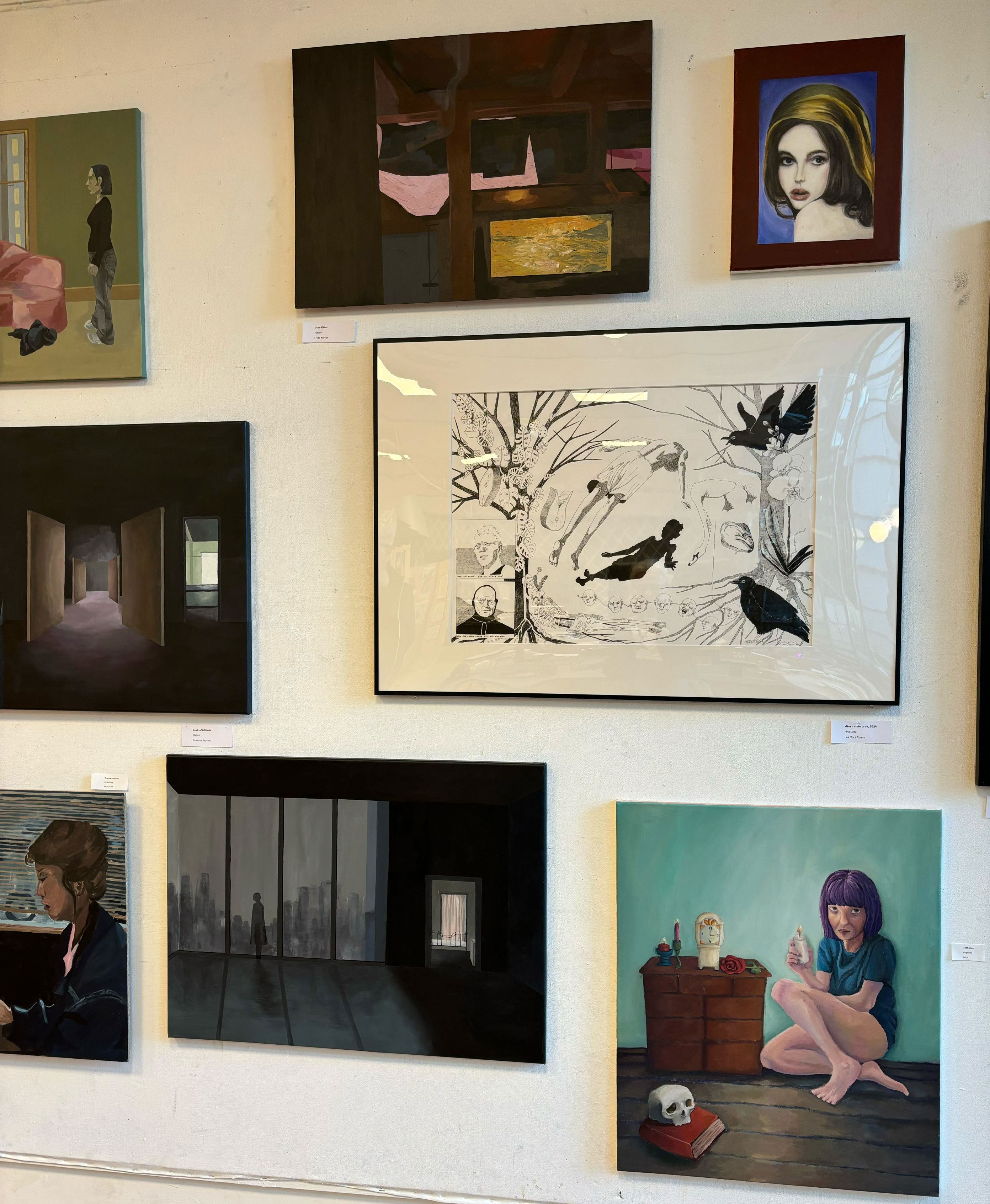 en vegg med bilder på en vegg med bilder på