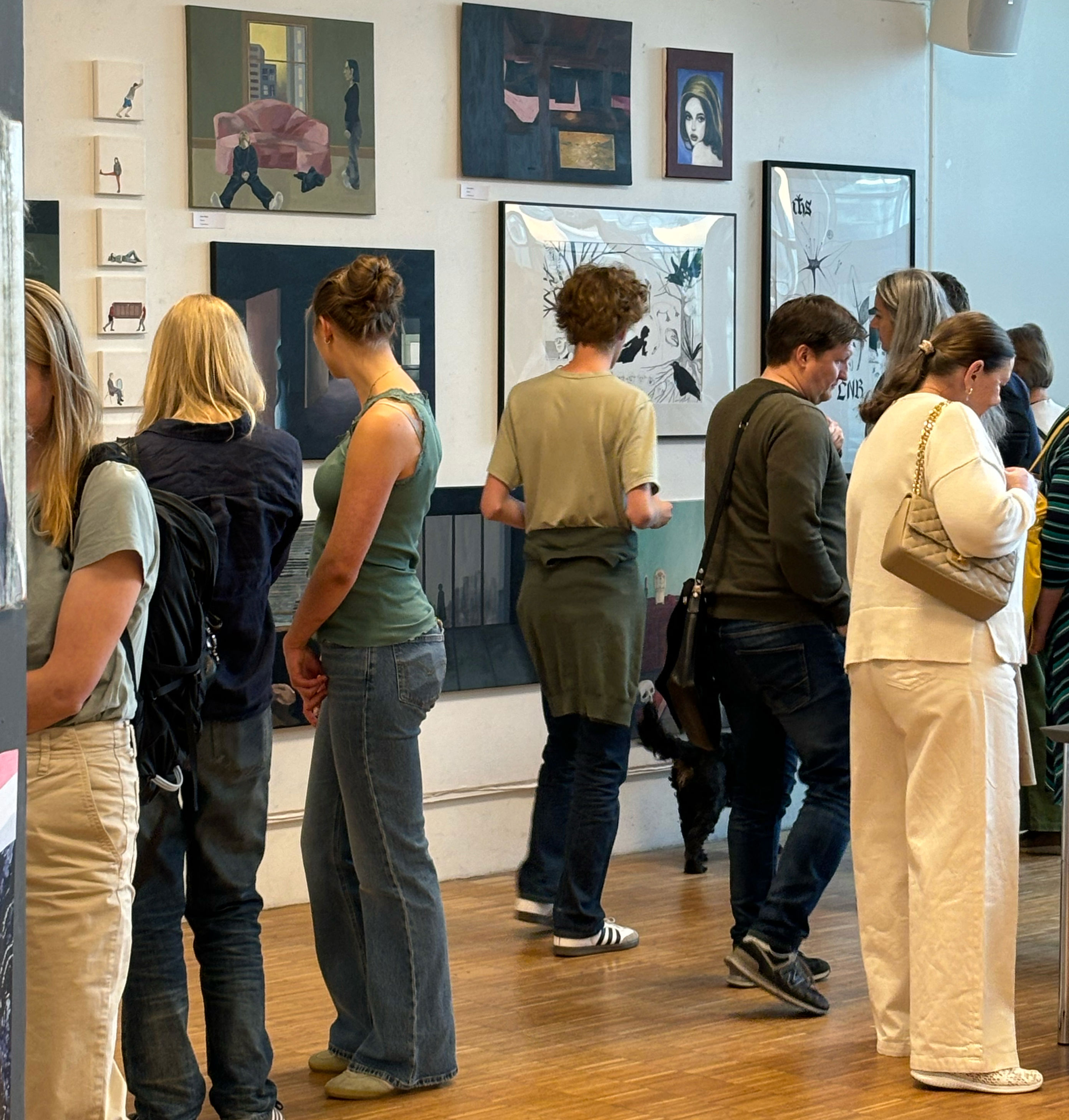 En gruppe mennesker som ser på kunst En gruppe mennesker som ser på kunst