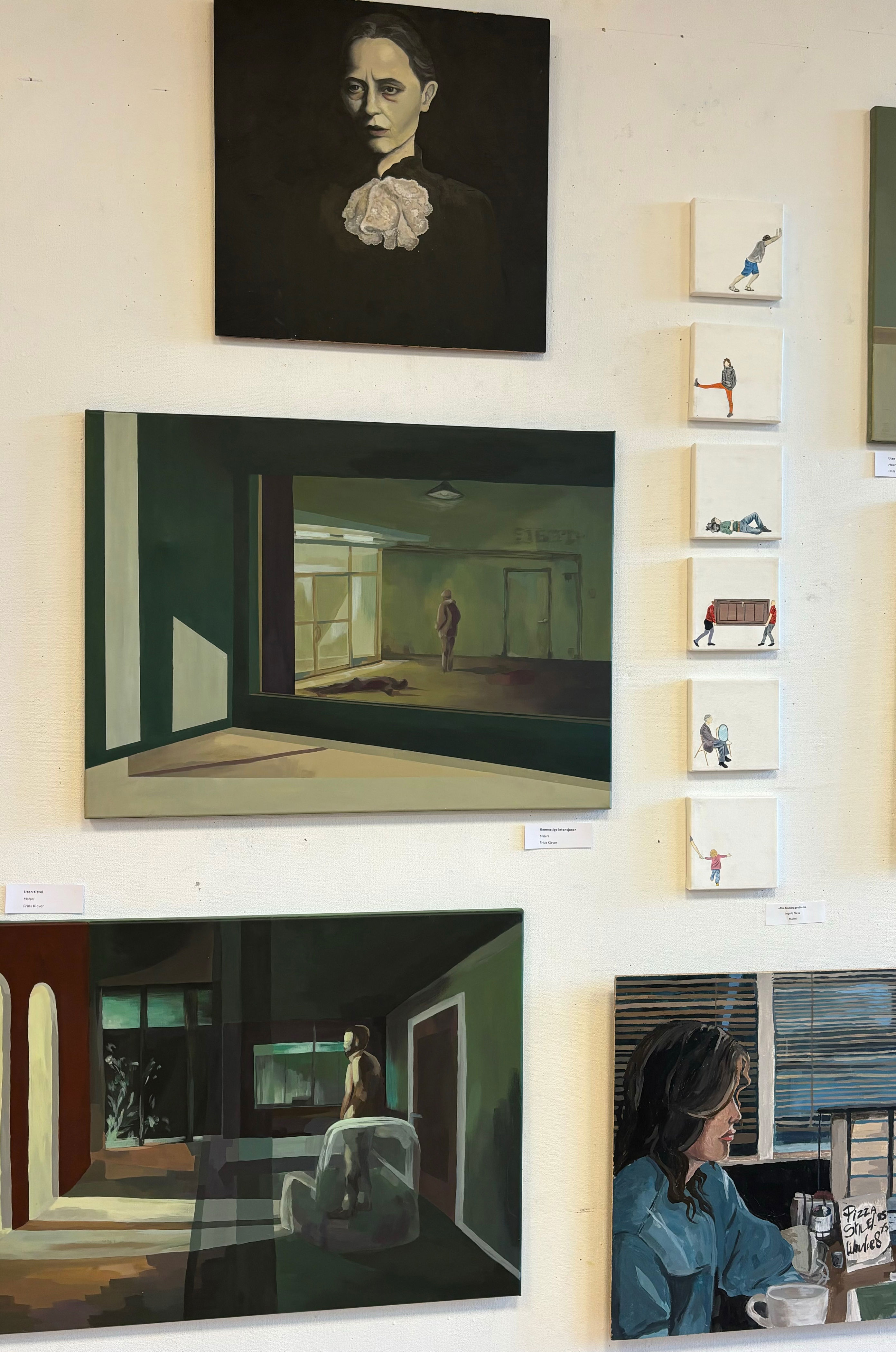 en person som ser på et innrammet bilde en person som ser på et innrammet bilde