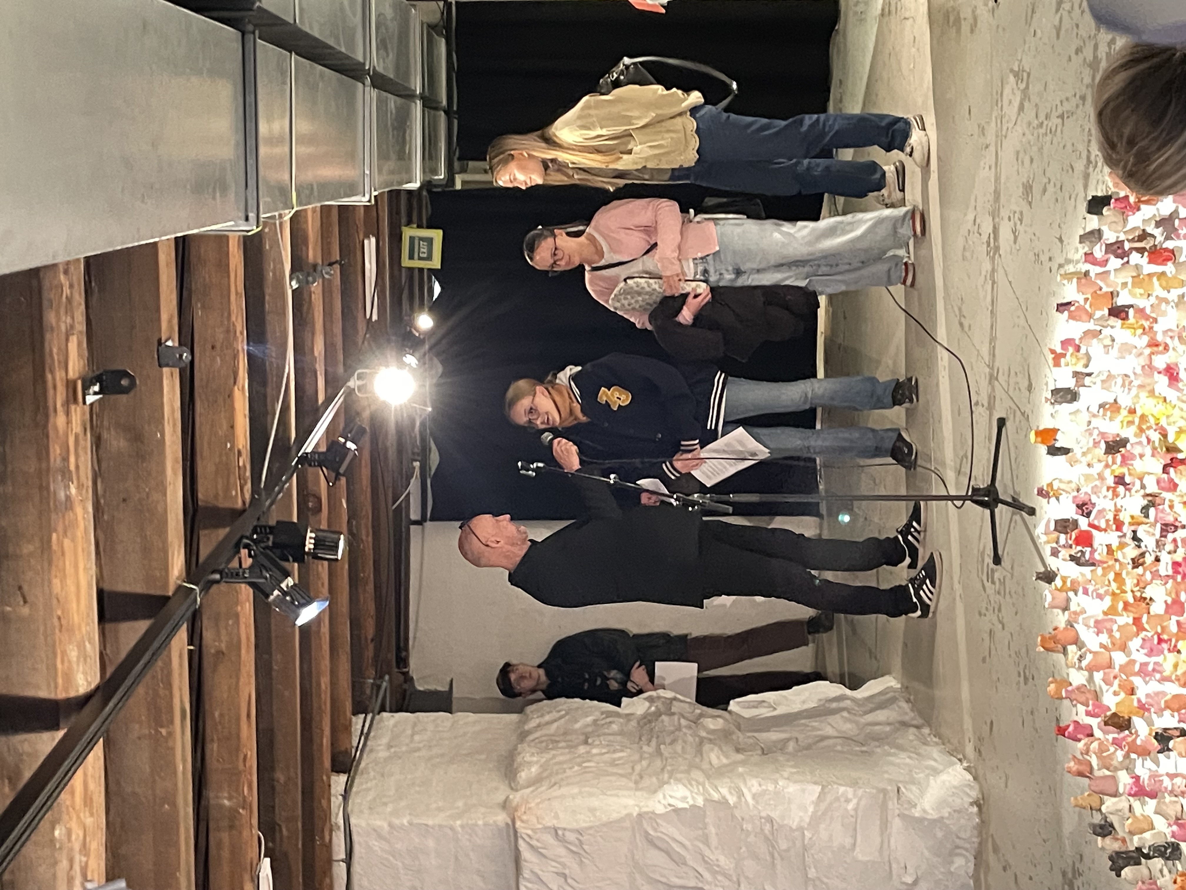 en gruppe mennesker som står i et rom med en stor statue