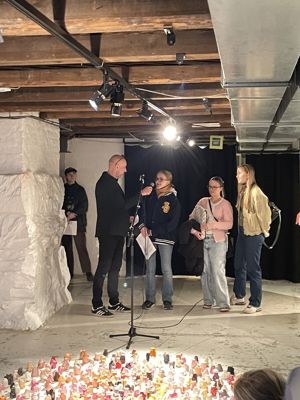 en gruppe mennesker som står i et rom med en stor statue