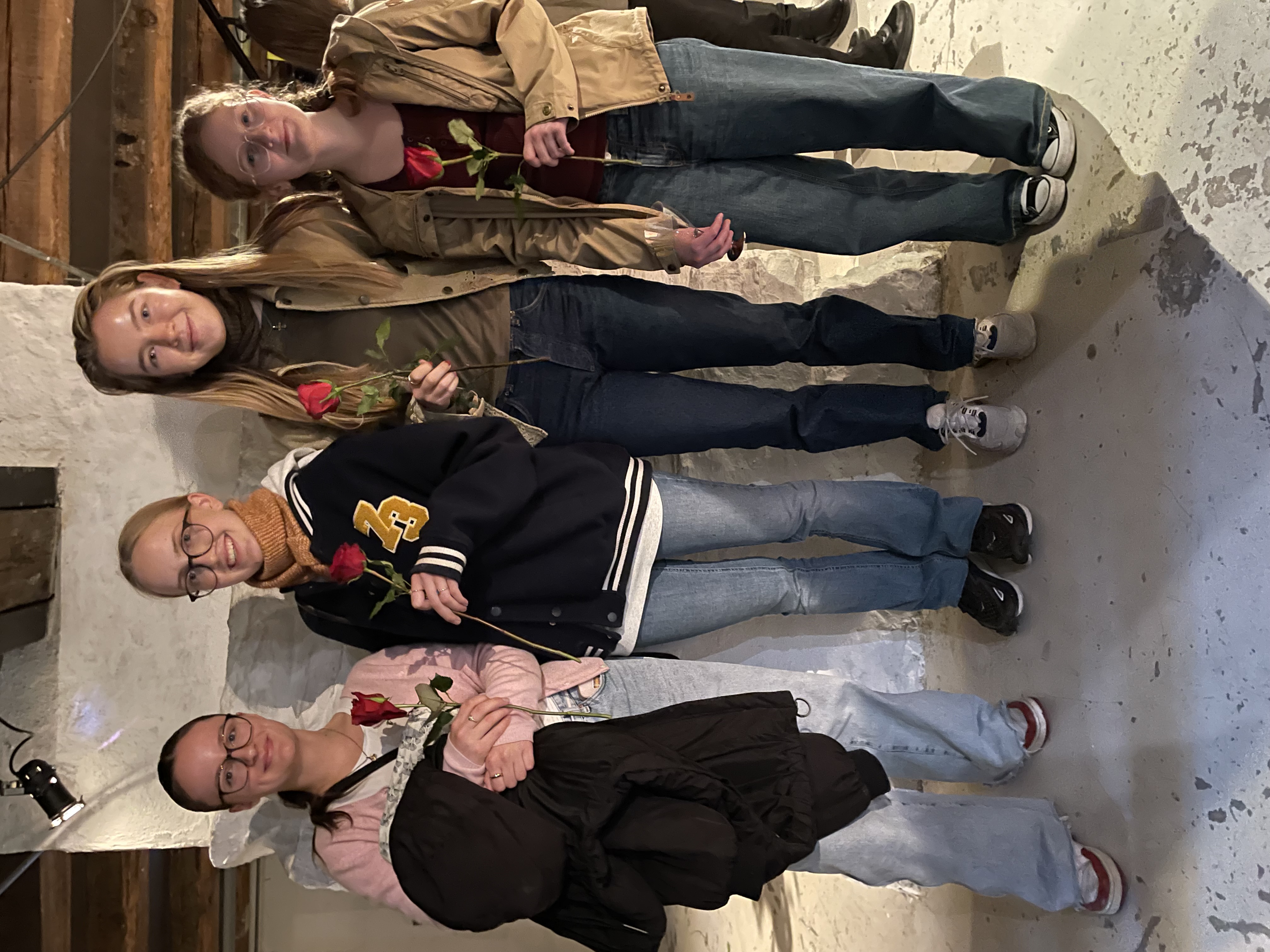 en gruppe mennesker som poserer for et bilde