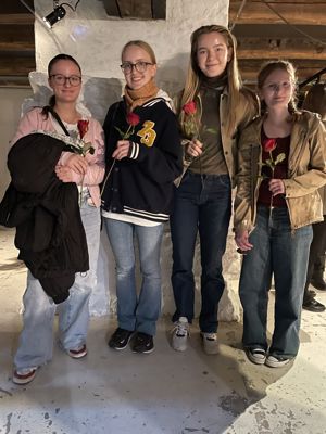 en gruppe mennesker som poserer for et bilde