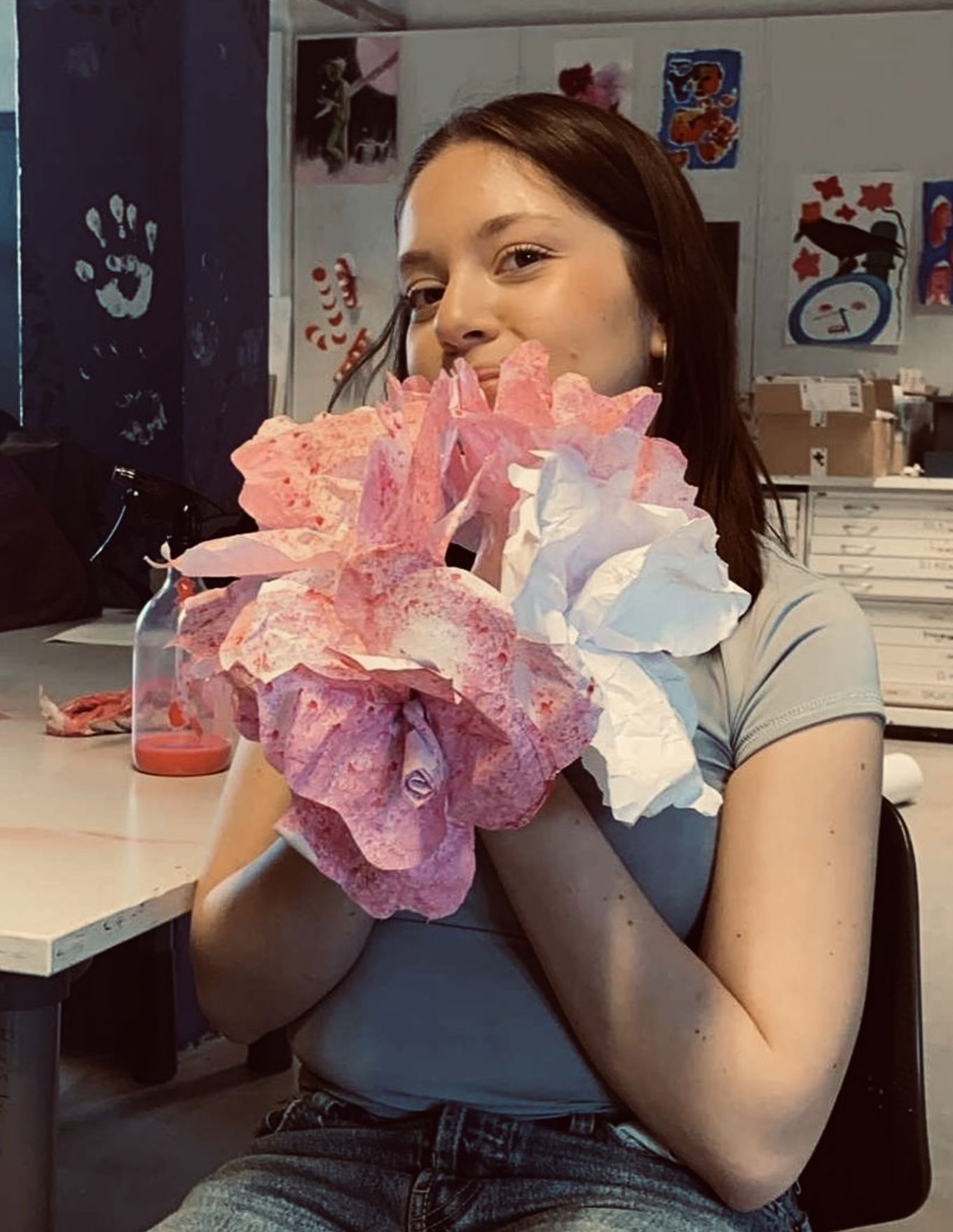 en person som holder en stor rosa blomst