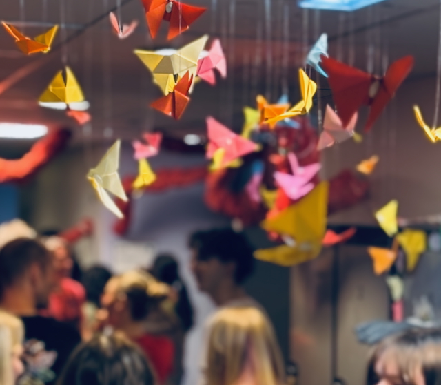 en gruppe mennesker som ser på en vegg av drager