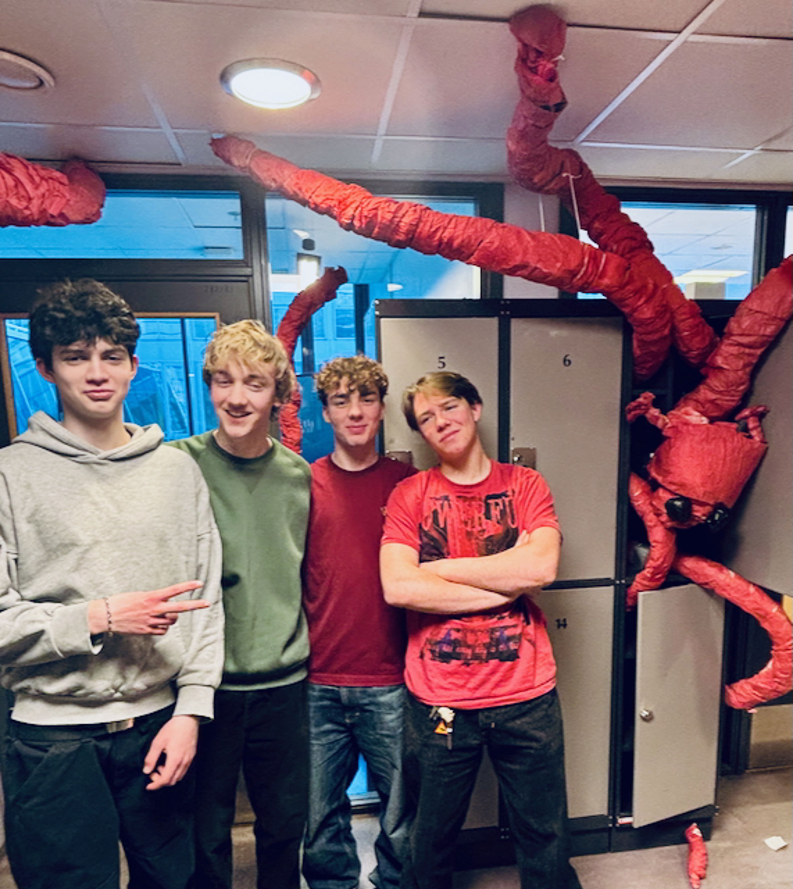 en gruppe barner som poserer for et bilde med en person i et plagg