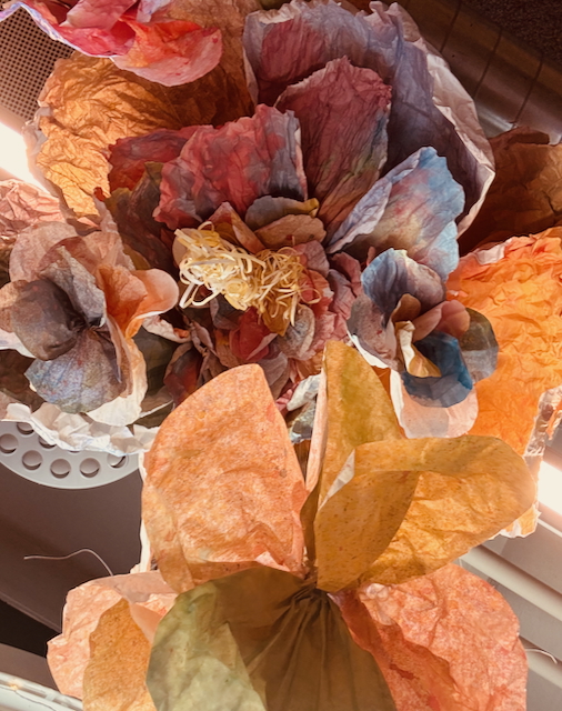 En kurv full av fargerike vesker