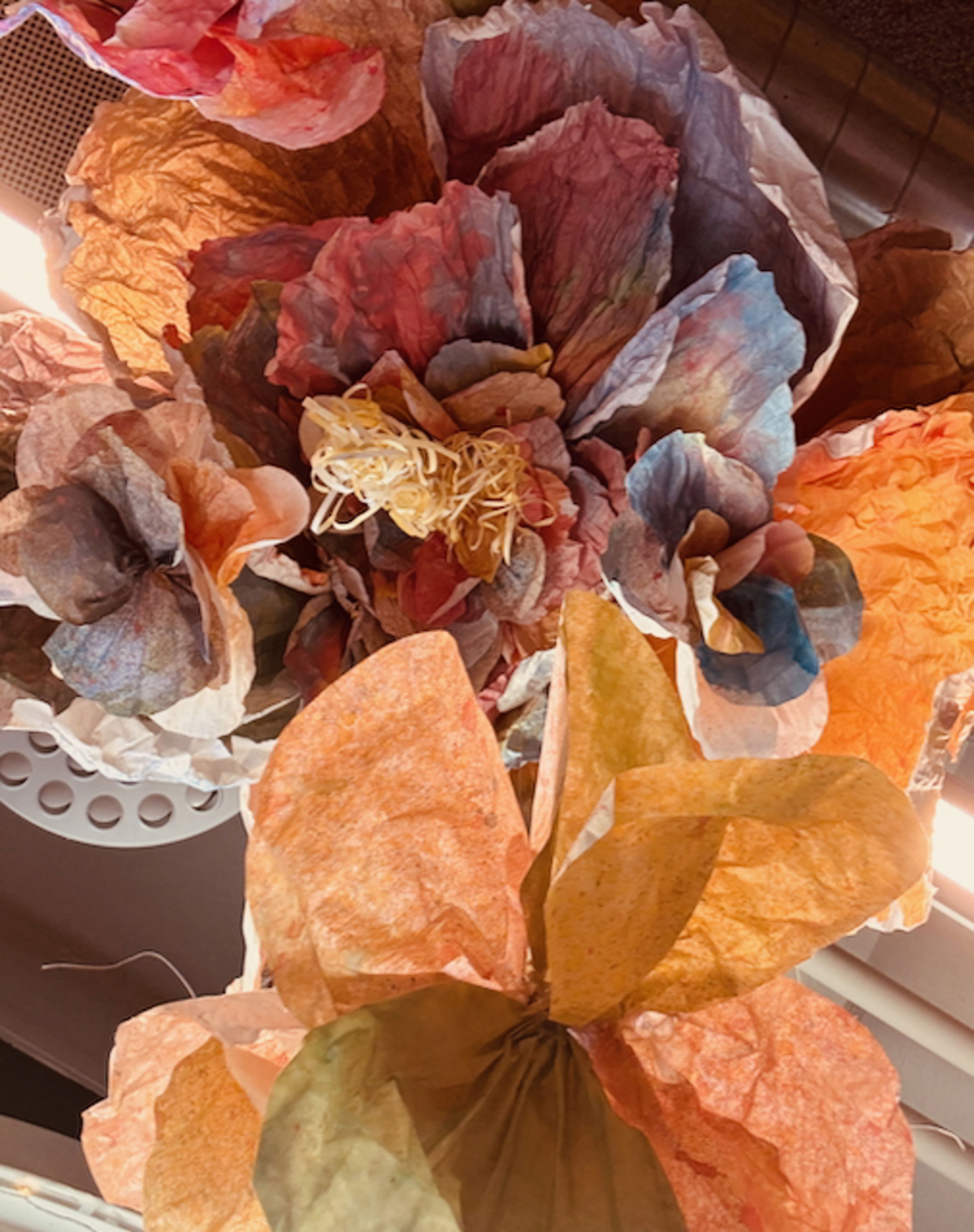 En kurv full av fargerike vesker