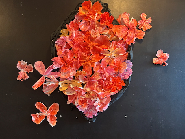 en haug med blomster