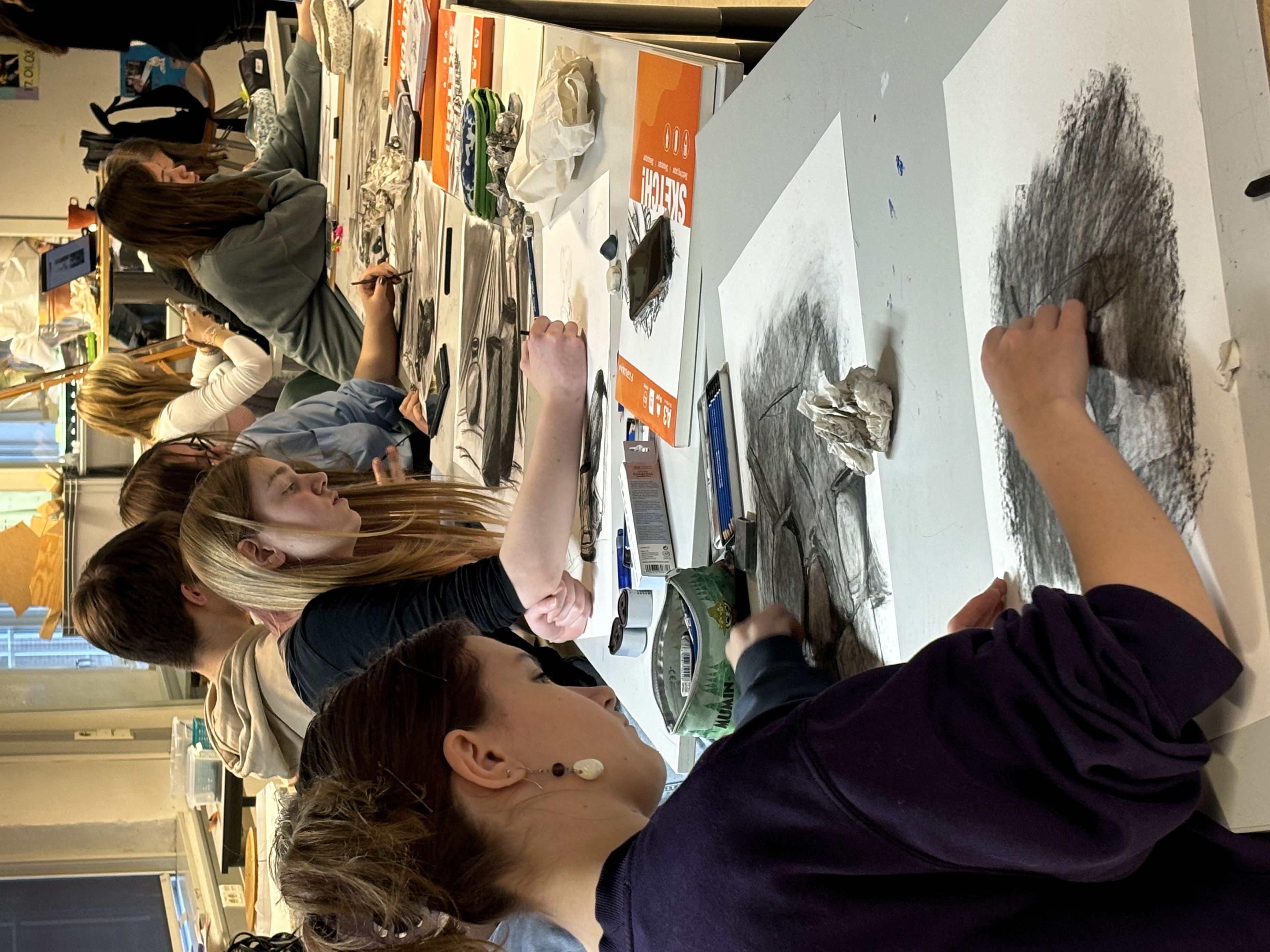 En gruppe mennesker som maler